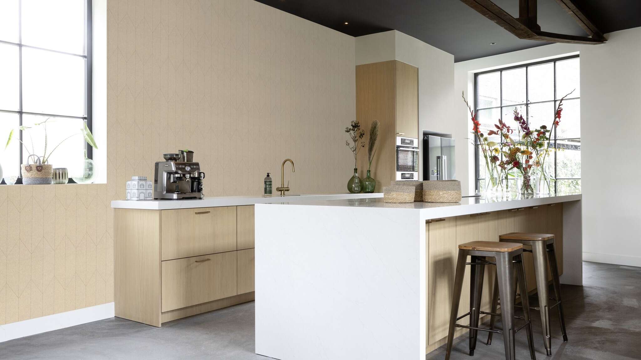 10-816365 Raumsituationen 5 Fischgrät Vliestapete in Beige #followusaround 816365