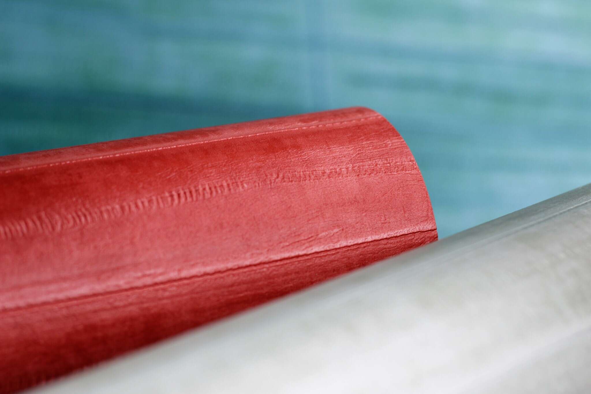 10-418507 Detailaufnahmen 10 Leather look non-woven wallpaper in red 418507