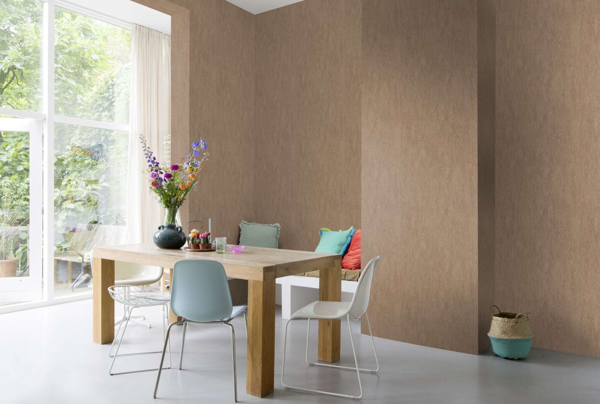 10-600049 Raumsituationen 2 Room with Wallpaper with wood grain and fine vertical texture