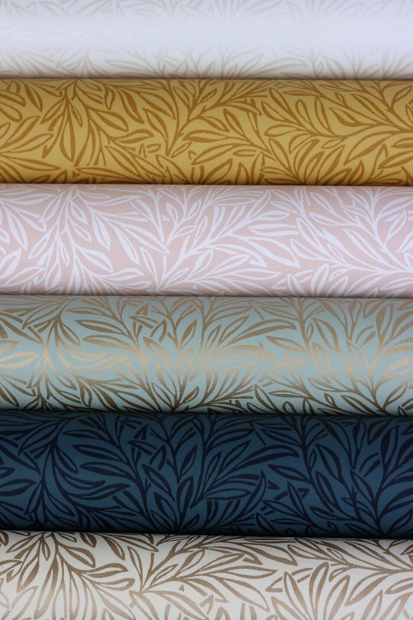 10-552300 Detailaufnahmen 5 Twigs non-woven wallpaper in blue-dark blue Selection 552300