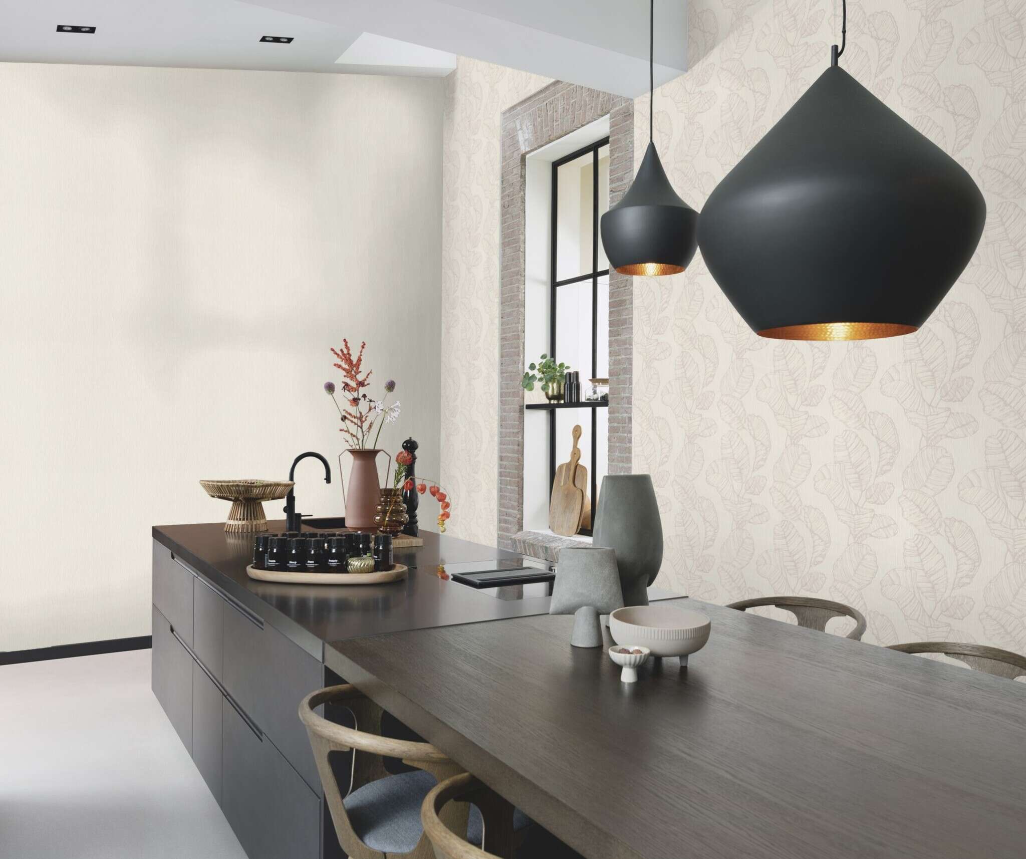 10-822618 Raumsituationen 2 Room with Cream-coloured background with a sophisticated vertical texture and leaf motifs in shiny mother-of-pearl