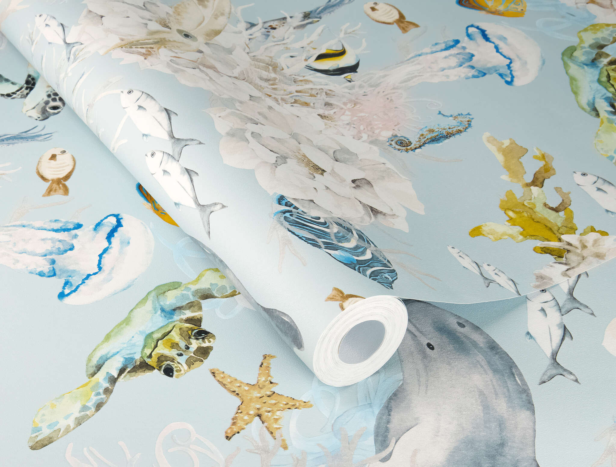 10-301328 Detailaufnahmen 1 Detailed image of Underwater wallpaper with ocean motifs and colourful animals on a soft blue background – ideal for children's rooms