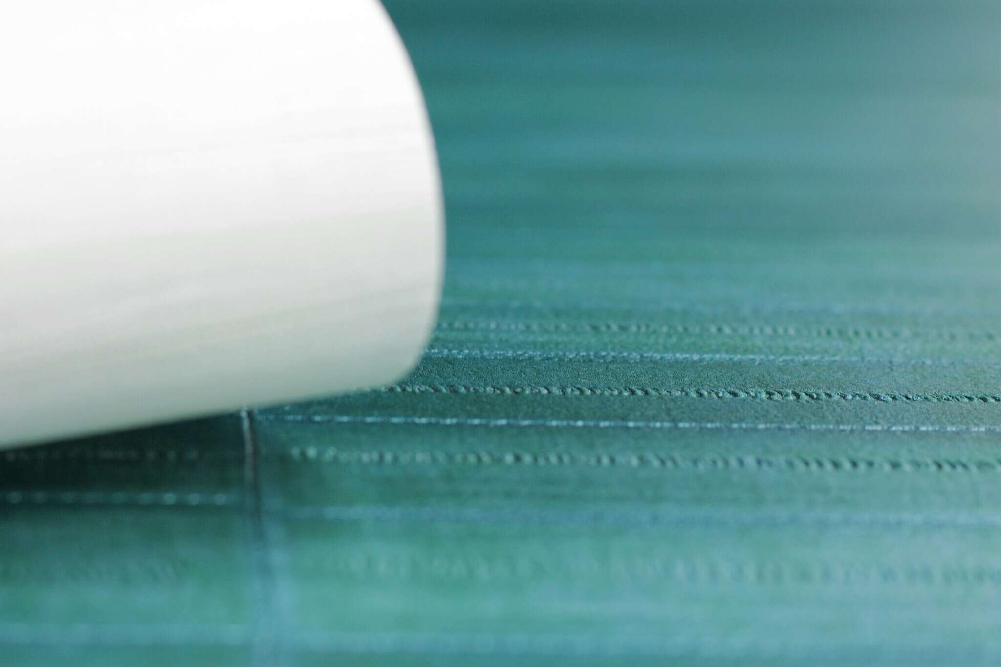 10-418408 Detailaufnahmen 22 Leather-look non-woven wallpaper in green-petrol green Selection 418408