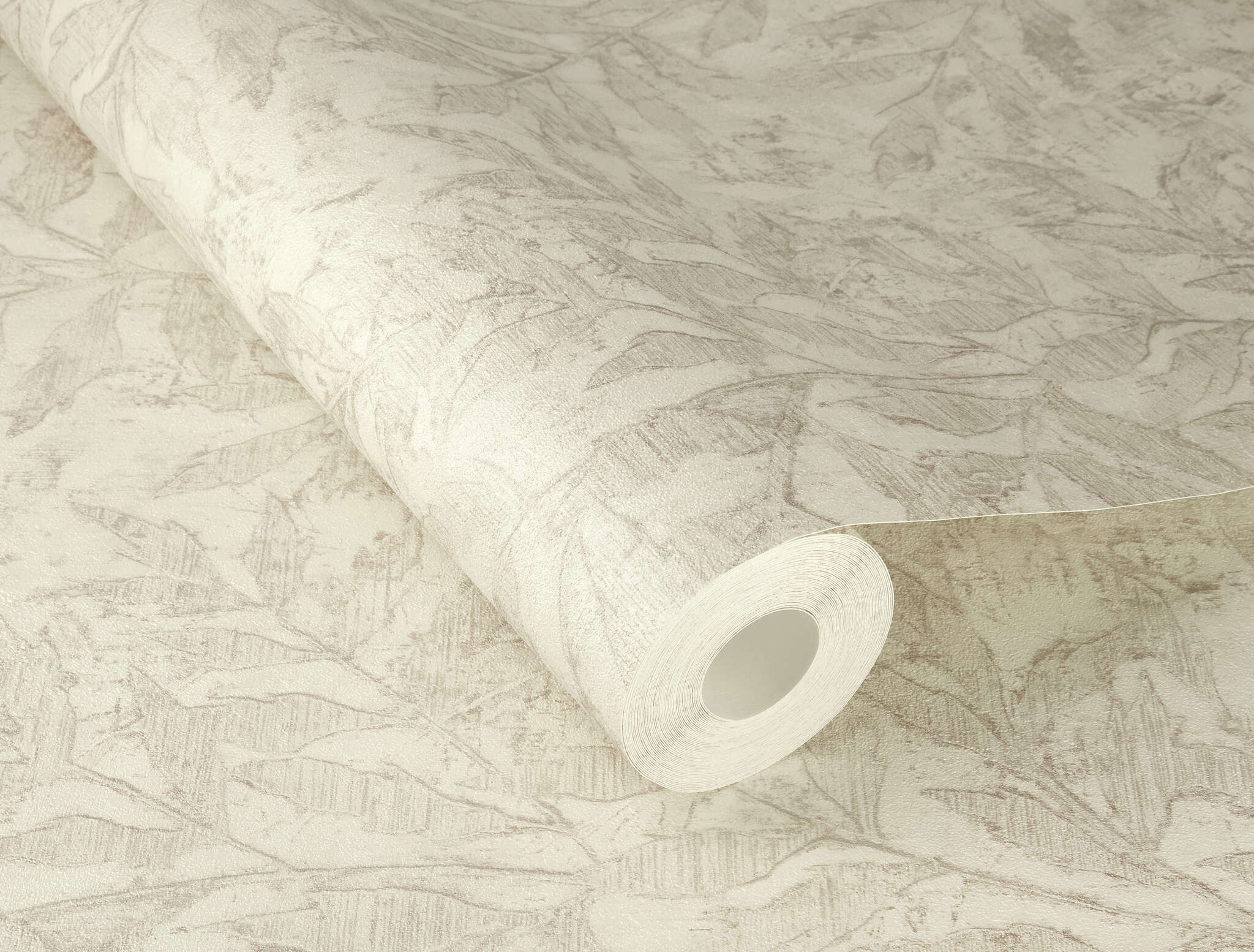 10-315004 Detailaufnahmen 1 Detailed image of Light non-woven wallpaper with a gently raised leaf structure in cream, ideal for a calm, natural room effect.