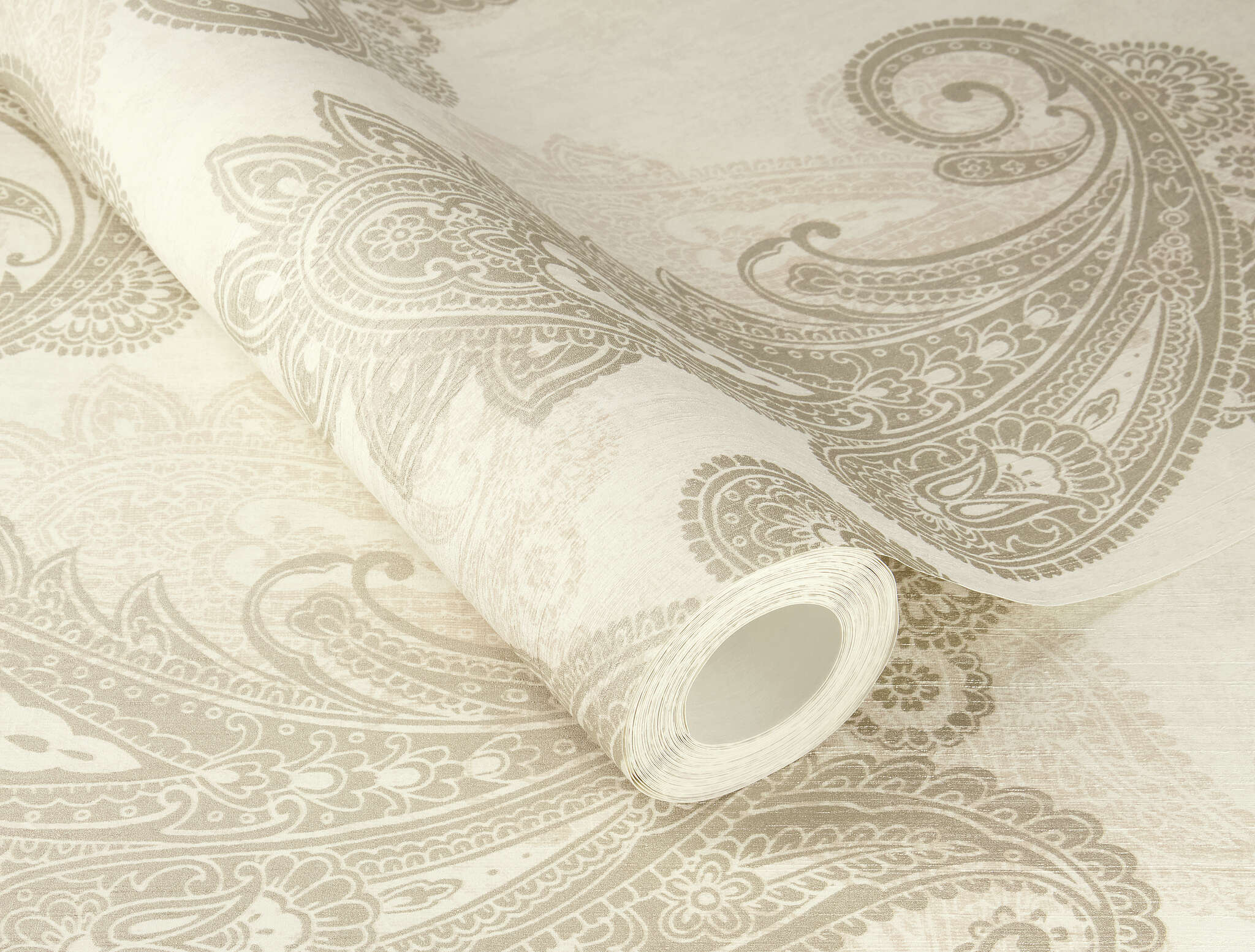 10-746419 Detailaufnahmen 1 Detailed image of Oriental wallpaper with paisley-style ornaments
