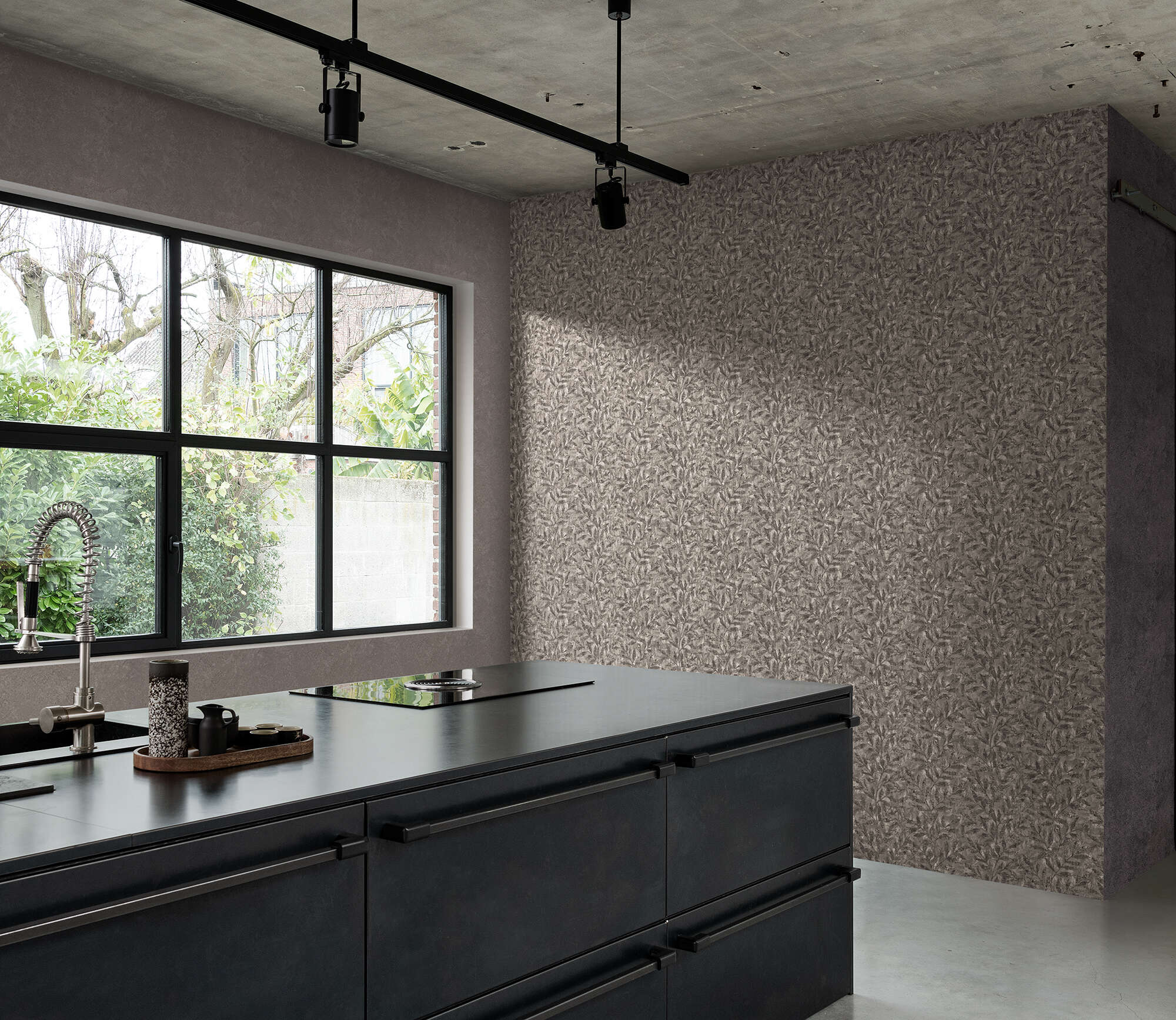 10-315059 Raumbilder 1 Room with Eye-catching wallpaper with shiny leaf embossing in shimmering brown – modern, expressive and full of character.
