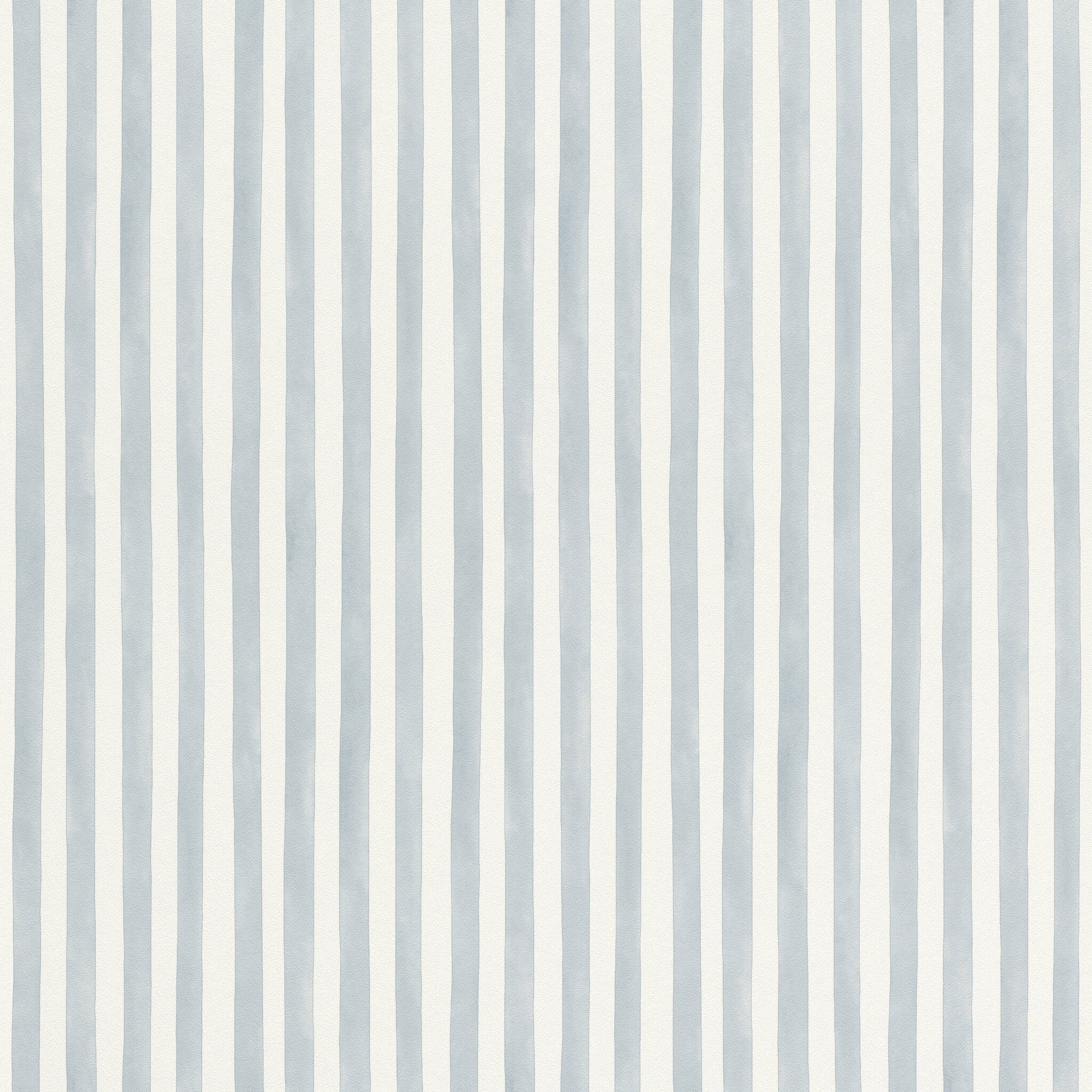 10-252743 Artikelscan 1 Papier peint rayé classique en bleu et blanc doux, idéal pour les chambres d'enfants ou les thèmes maritimes