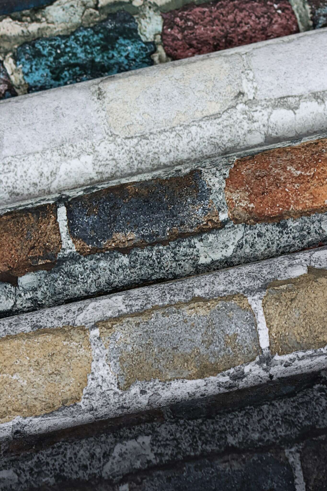 10-428049 Detailaufnahmen 3 Detailed image of Non-woven wallpaper with realistic brick texture in light grey with slight colour variations.