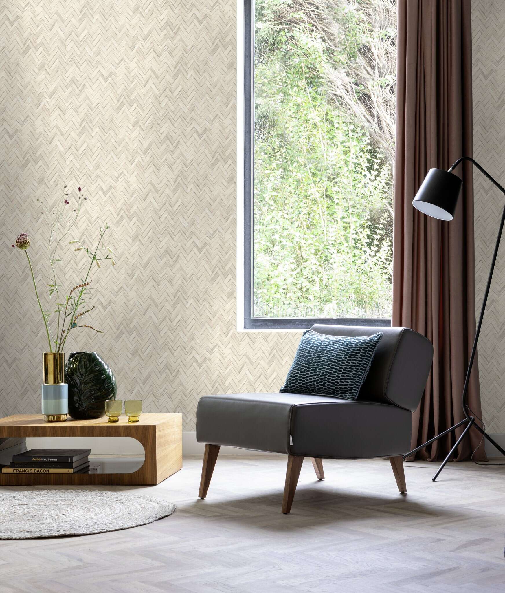 10-410372 Raumsituationen 2 Room with Light non-woven wallpaper in a whitish bamboo look with a fine herringbone pattern – airy, calm and timeless.