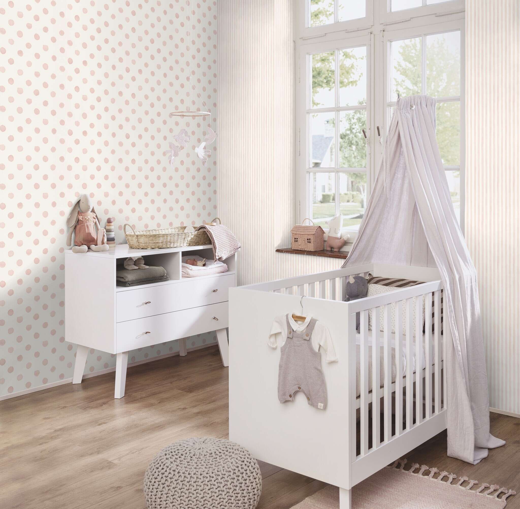 10-252019 Raumsituationen 3 Une chambre avec Papier peint ludique avec des pois roses disposés de manière irrégulière sur un fond clair