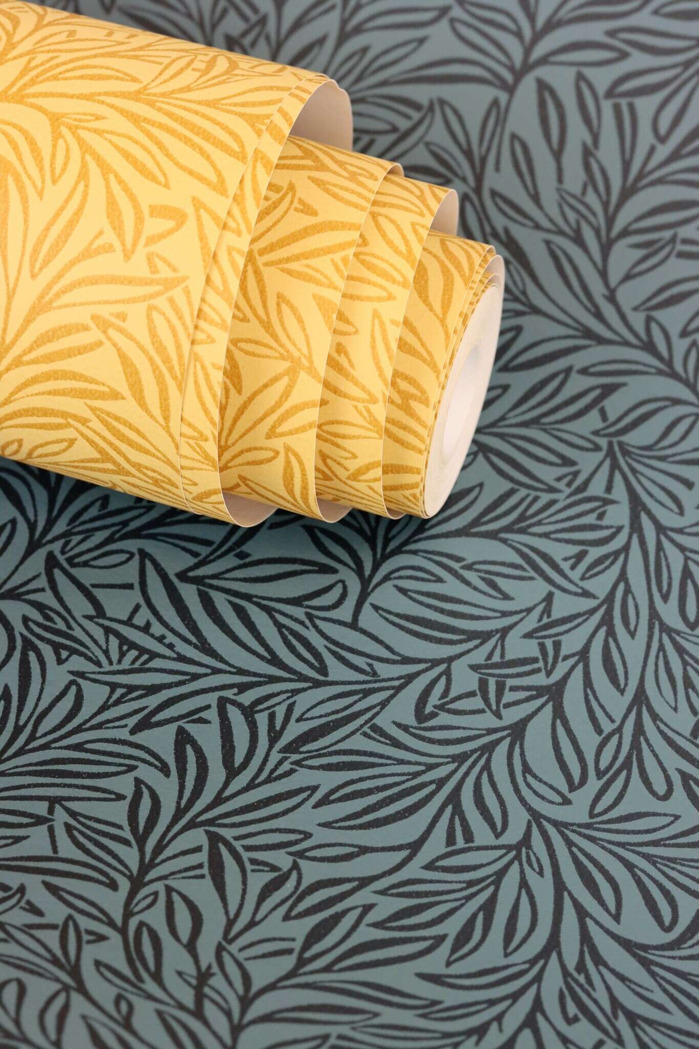 10-552300 Detailaufnahmen 12 Twigs non-woven wallpaper in blue-dark blue Selection 552300