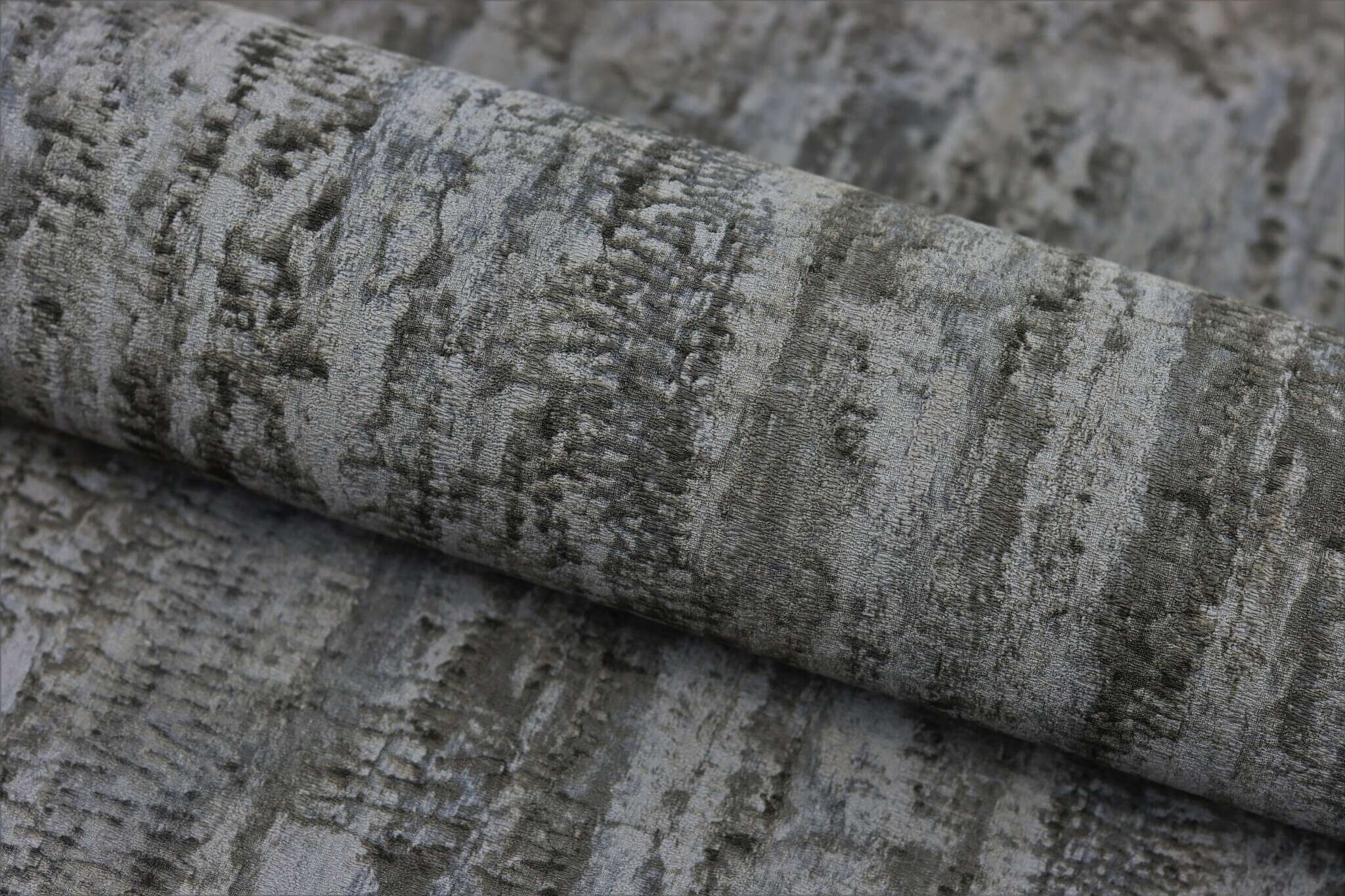 10-554076 Detailaufnahmen 16 Detailed image of Wallpaper with a grain that looks like tree bark
