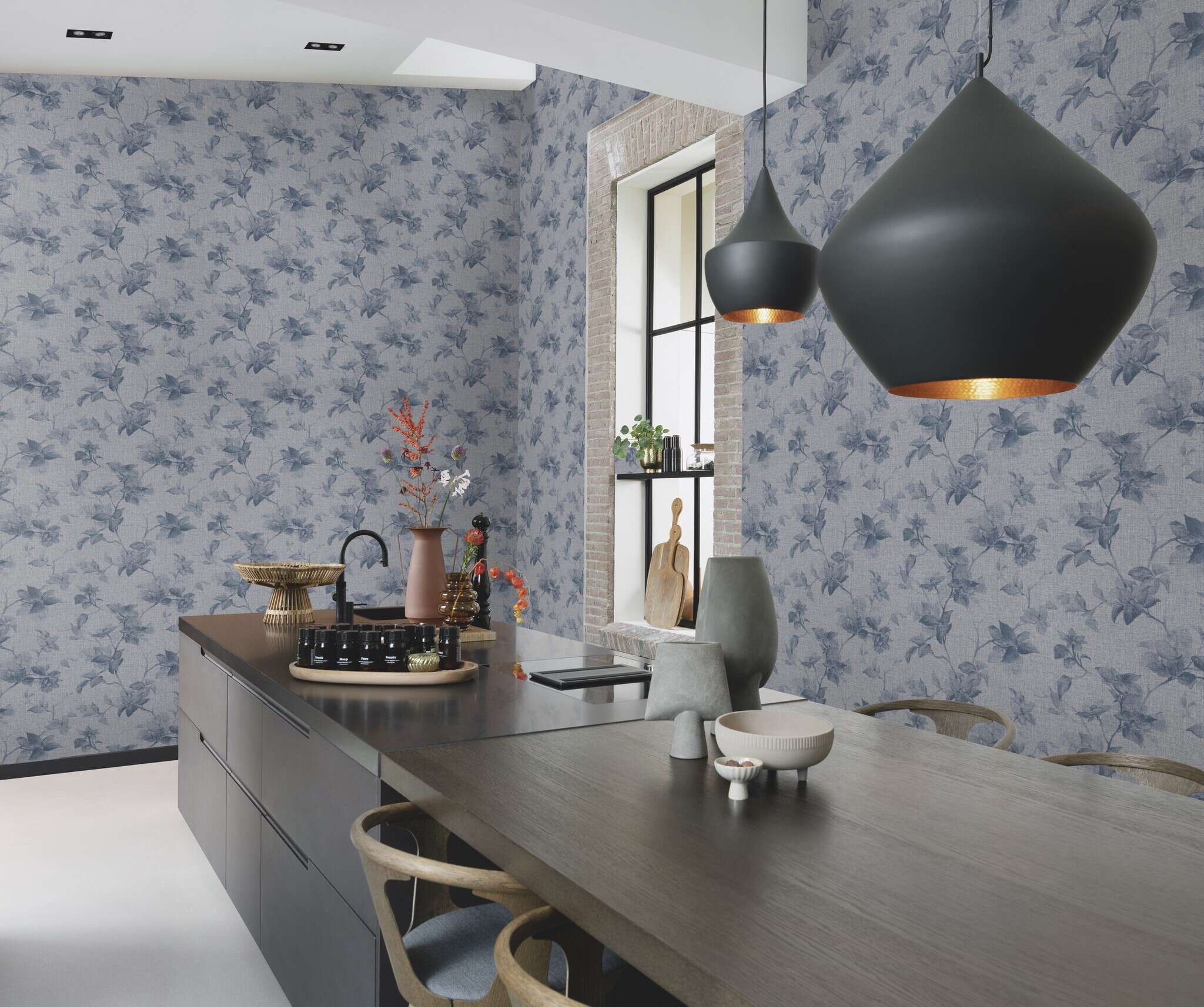 10-612943 Raumsituationen 1 Vliestapete florale Ornamente in Blau - Atelier Tissé Harper 612943