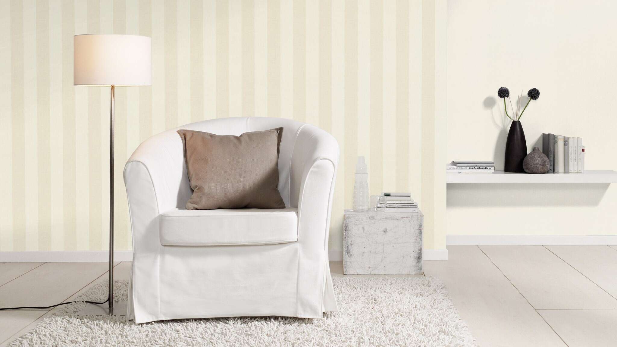 Raum mit Uni-Vliestapete in elfenbeinfarbenem Ton mit textilähnlicher Oberfläche.