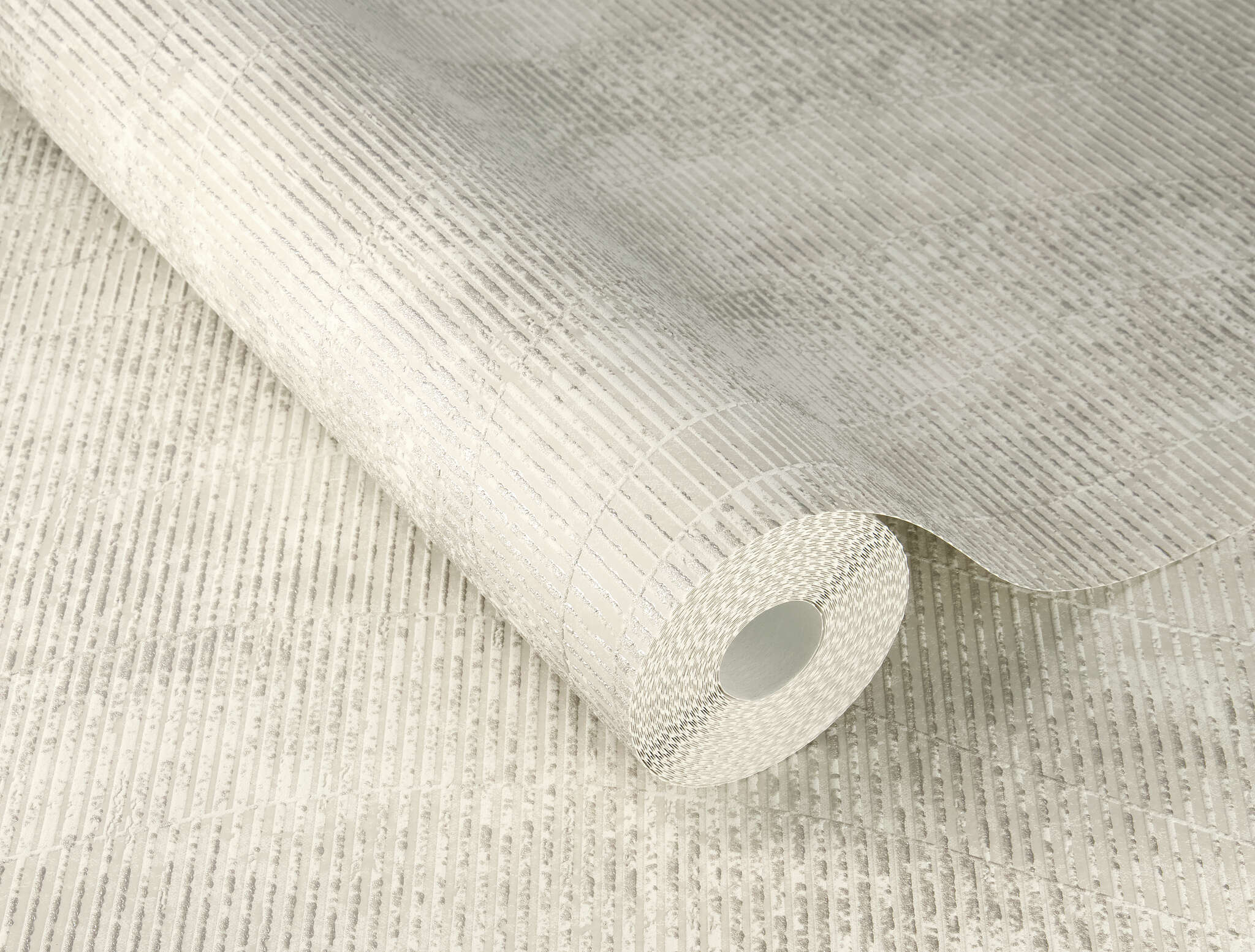 10-315806 Detailaufnahmen 1 Detailed image of Sand-coloured wallpaper with a gently curved wave pattern on a textured surface – subtle and dynamic.