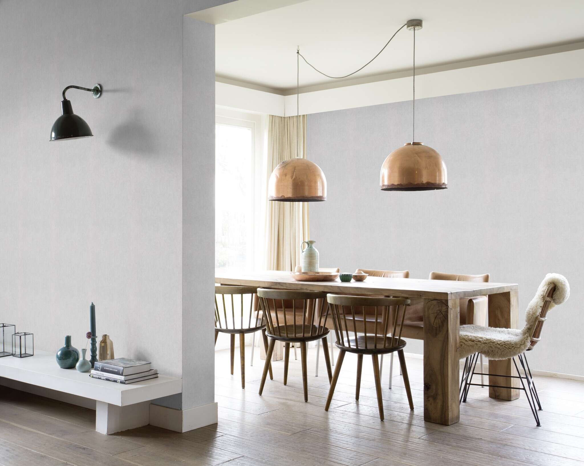 10-285123 Raumsituationen 4 Room with Light wallpaper with a fine texture in neutral grey – ideal for modern interior design