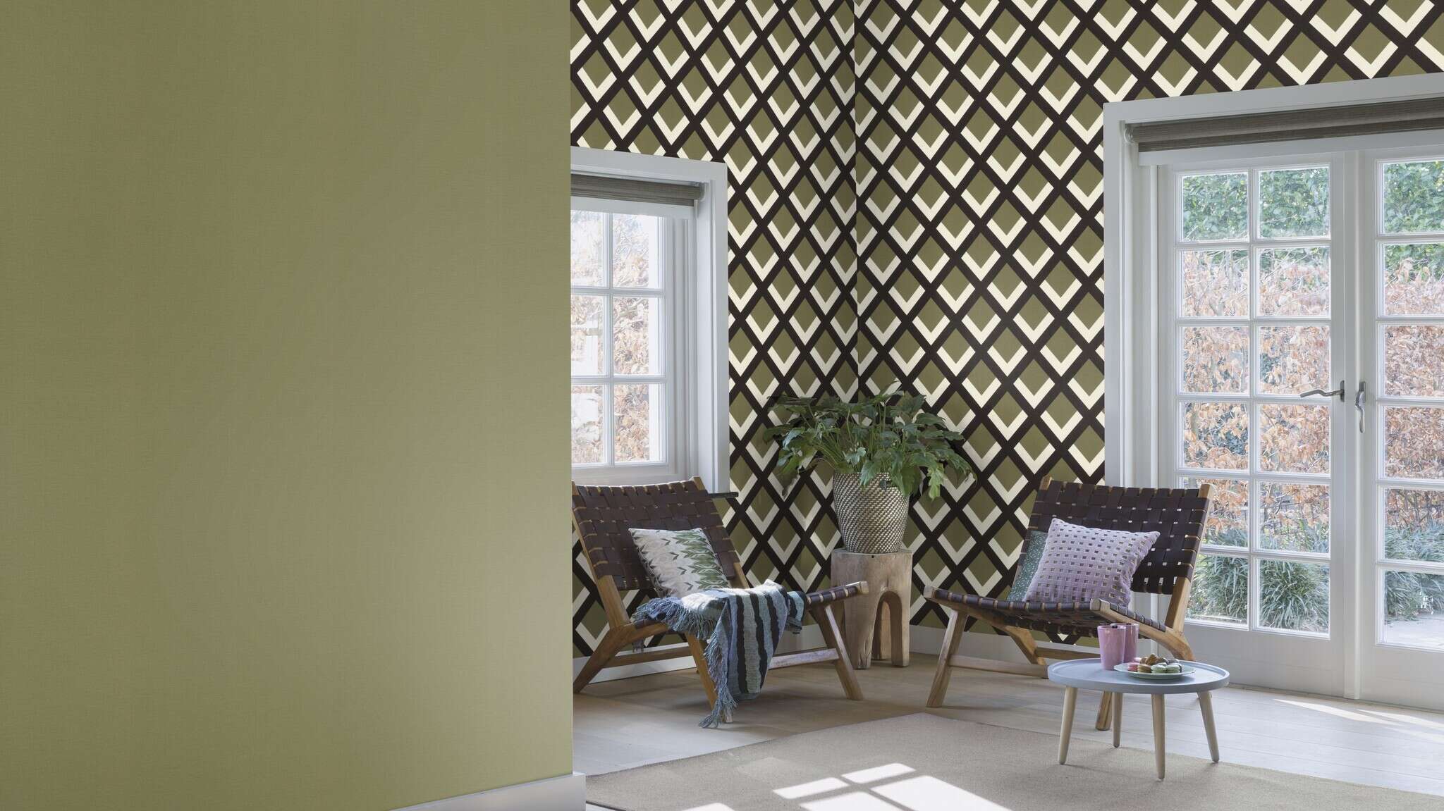 10-452068 Raumsituationen 2 Room with Non-woven wallpaper in olive green with a matt surface and textile-like texture – understated and stylish.