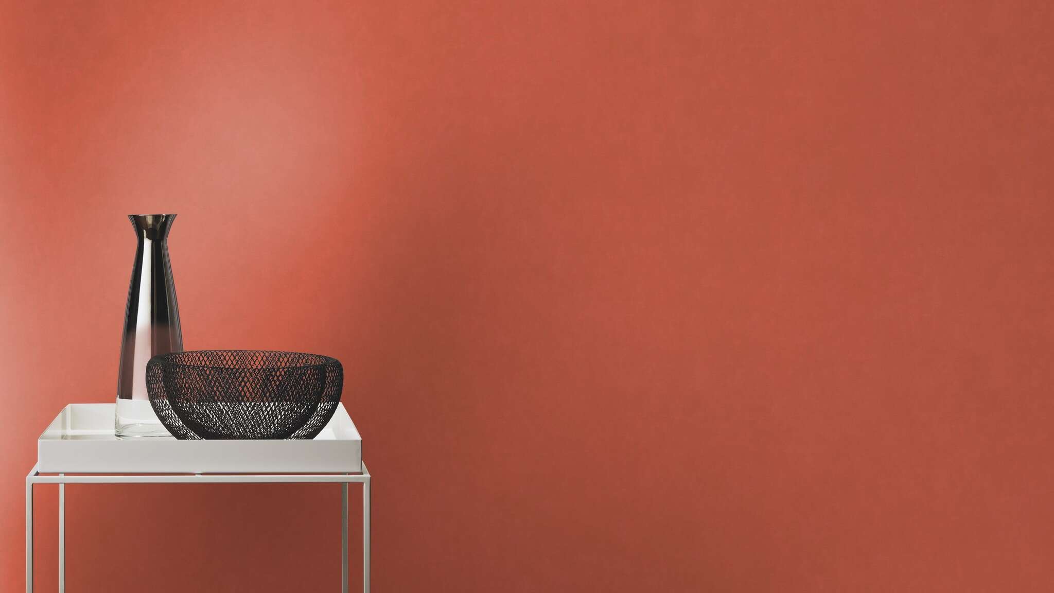 10-330113 Raumsituationen 2 Room with Wallpaper in warm terracotta with a soft woven texture – natural, Mediterranean and cosy.