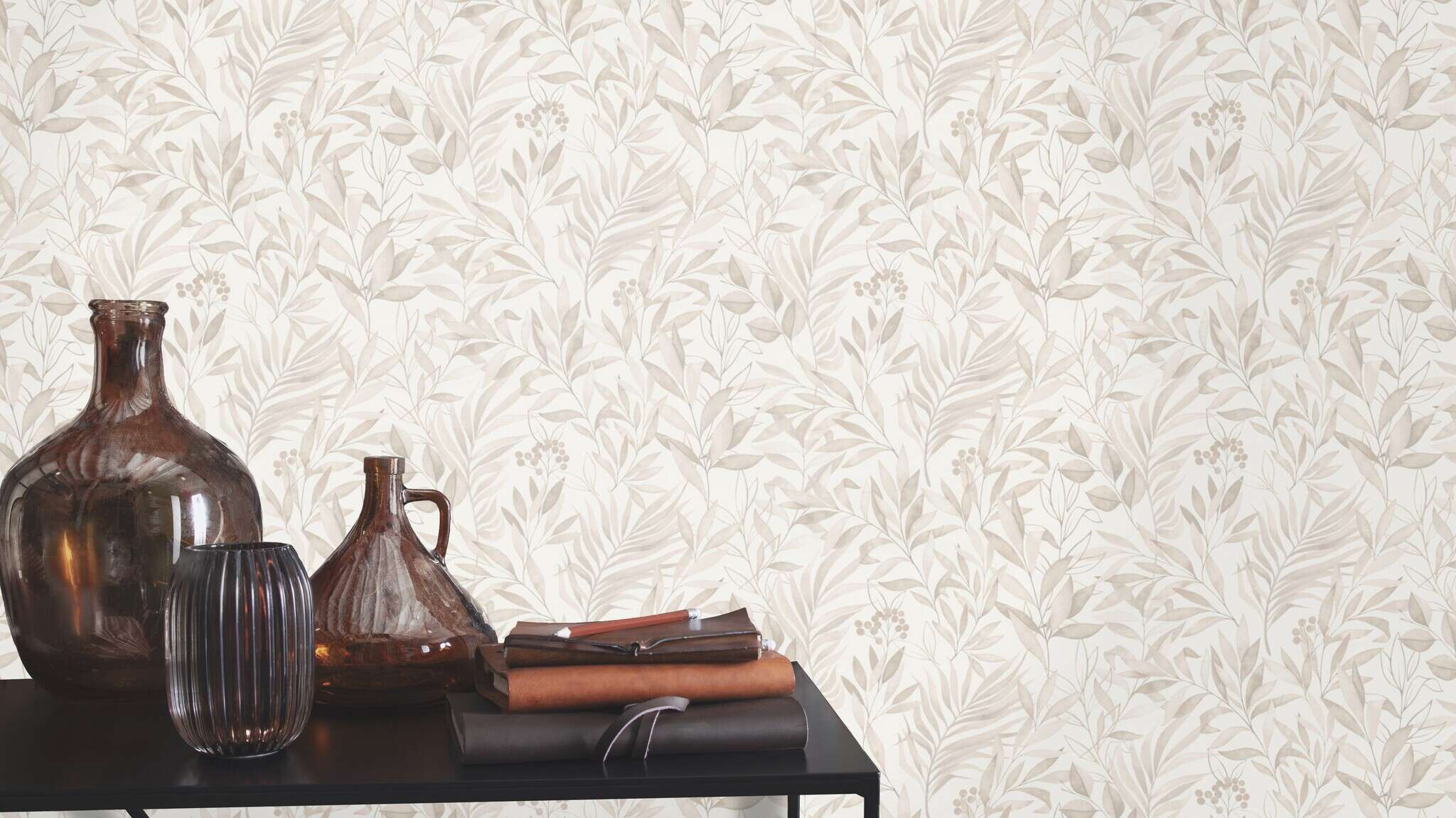 10-286069 Raumsituationen 4 Une chambre avec Papier peint discret avec de délicates feuilles aux couleurs naturelles sur fond clair