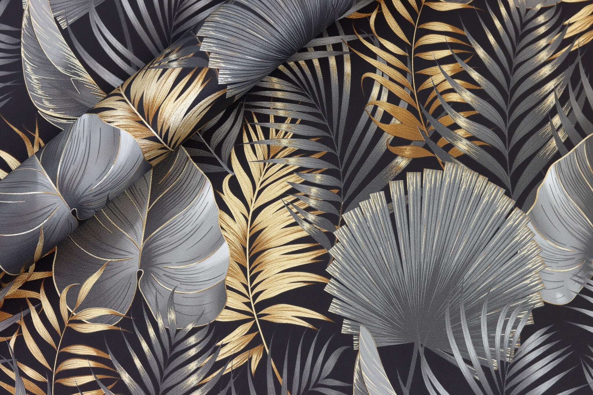 10-462043 Detailaufnahmen 6 Detailed image of Lush leaf motif with palm and monstera leaves in copper, bronze and grey on a black background