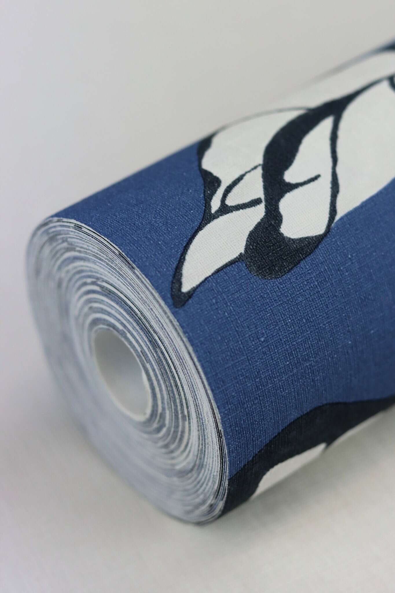 10-539653 Detailaufnahmen 1 Lotus leaves non-woven wallpaper in blue-dark blue Selection 539653