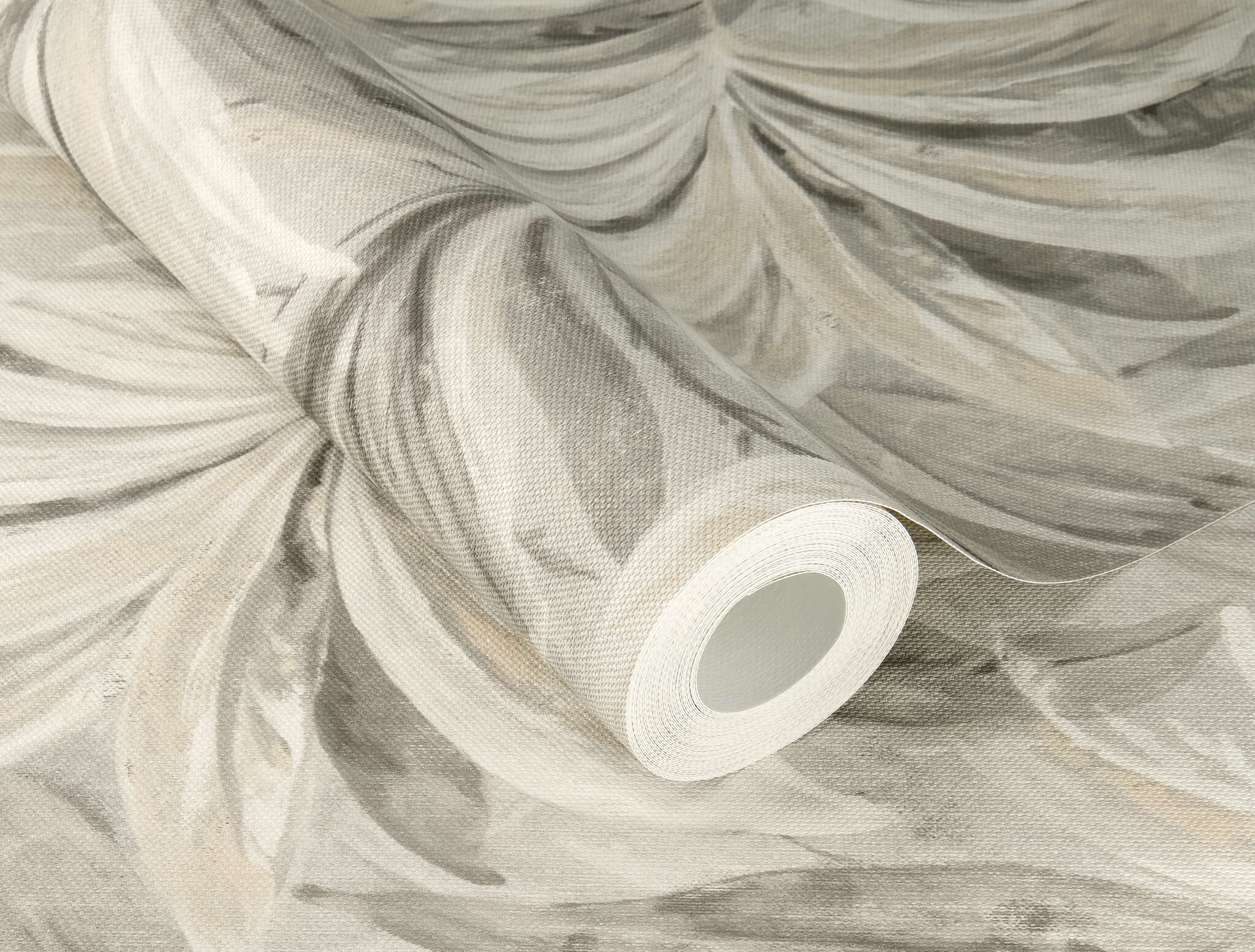 10-547481 Detailaufnahmen 1 Detailed image of Wallpaper with stylised leaves and a fabric look