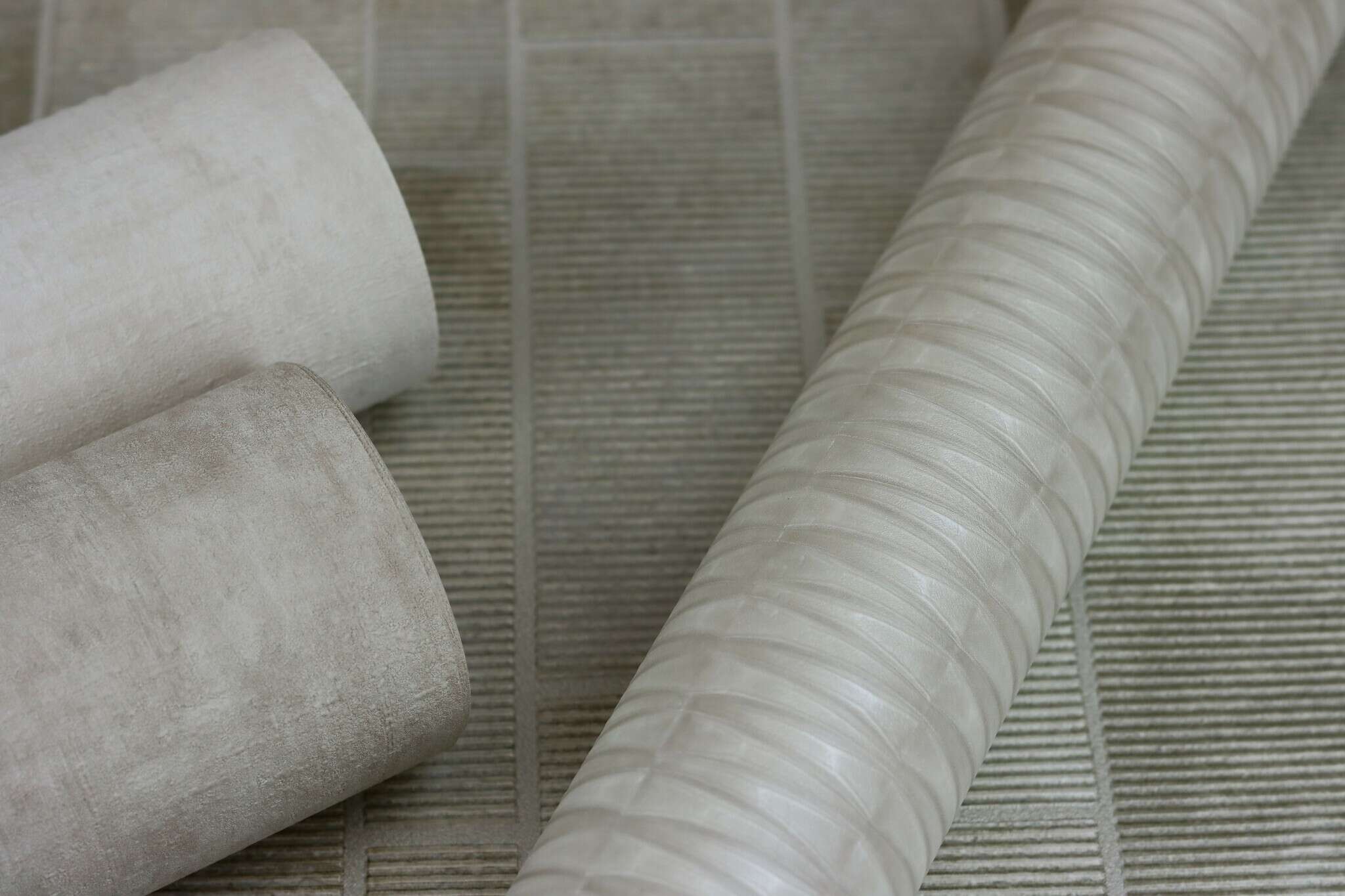 10-429220 Detailaufnahmen 20 Detailed image of Non-woven wallpaper with a matt, slightly textured surface in a cream tone.