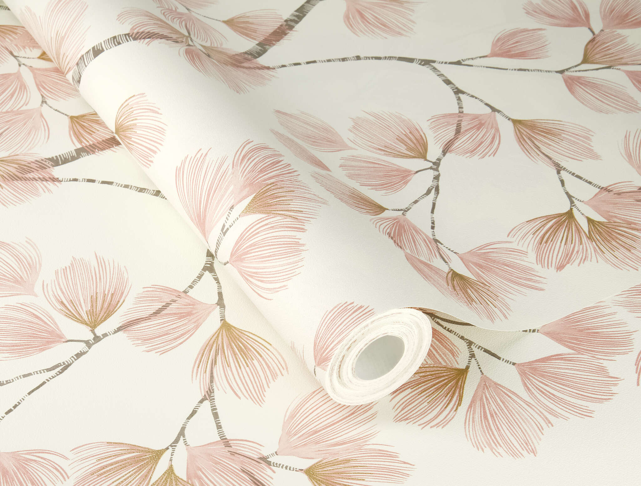 10-866940 Detailaufnahmen 1 Detailed image of Wallpaper with branches and gold accents