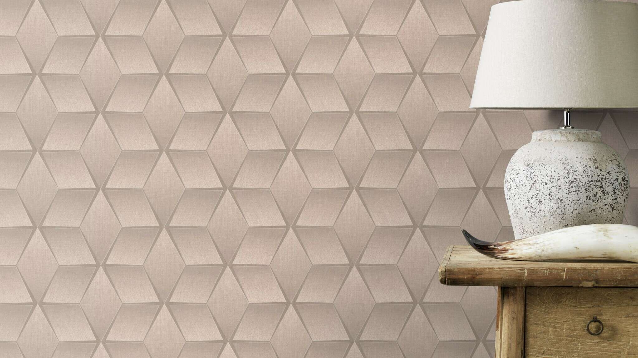 10-310603 Raumsituationen 3 Une chambre avec Papier peint géométrique avec un motif diamant en relief dans des tons beiges chauds et légèrement brillants