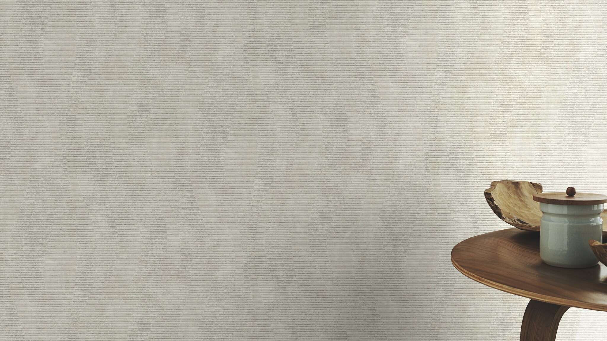 10-315806 Raumsituationen 1 Room with Sand-coloured wallpaper with a gently curved wave pattern on a textured surface – subtle and dynamic.