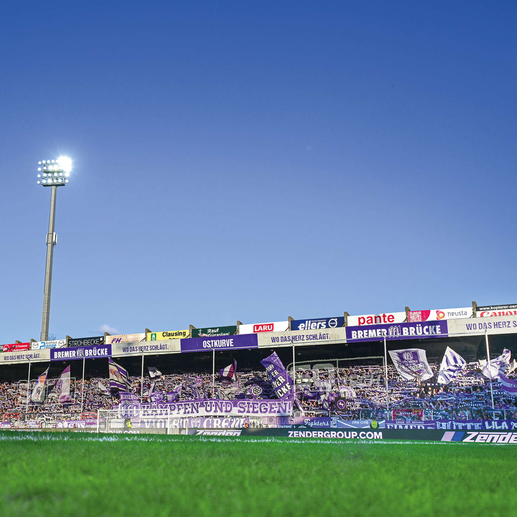 10-365450 D2C Vorschaubild 1 VfL Osnabrück Vliestapete Bremer Brücke Ostkurve Fototapete 365450