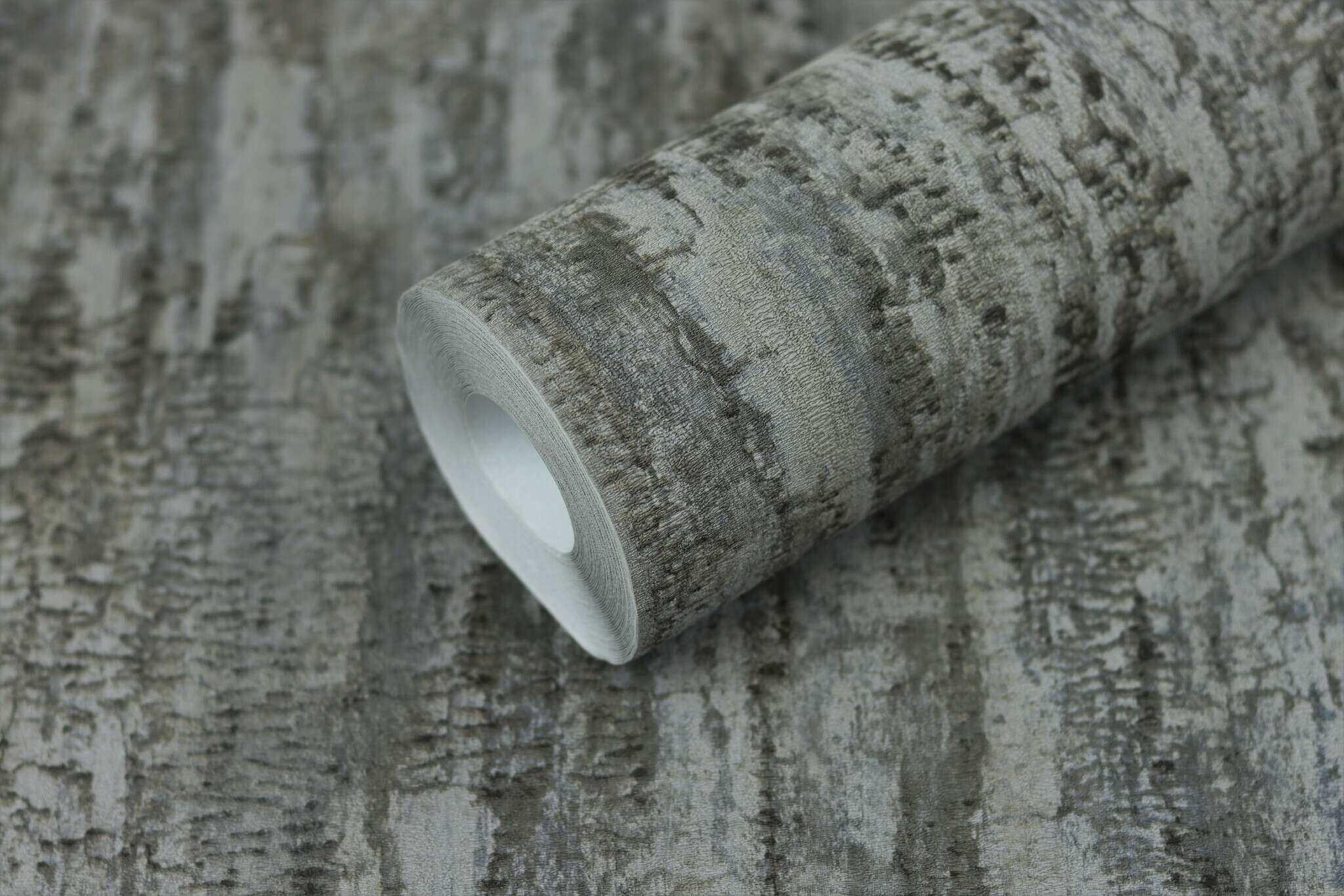 10-554076 Detailaufnahmen 9 Detailed image of Wallpaper with a grain that looks like tree bark