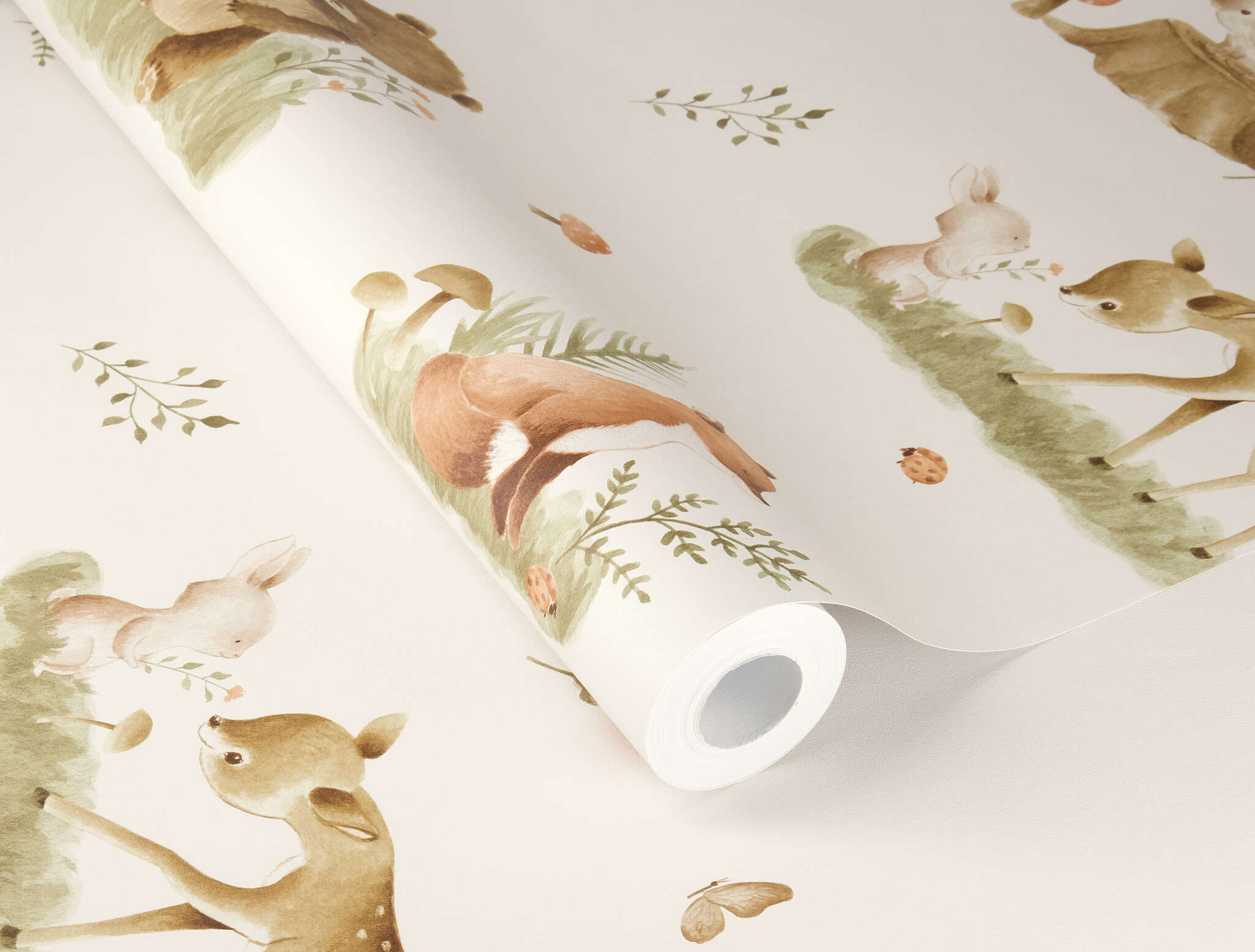 10-321104 Detailaufnahmen 1 Detailed image of Cute non-woven wallpaper with deer, foxes, bears and other forest creatures in a soft watercolour look