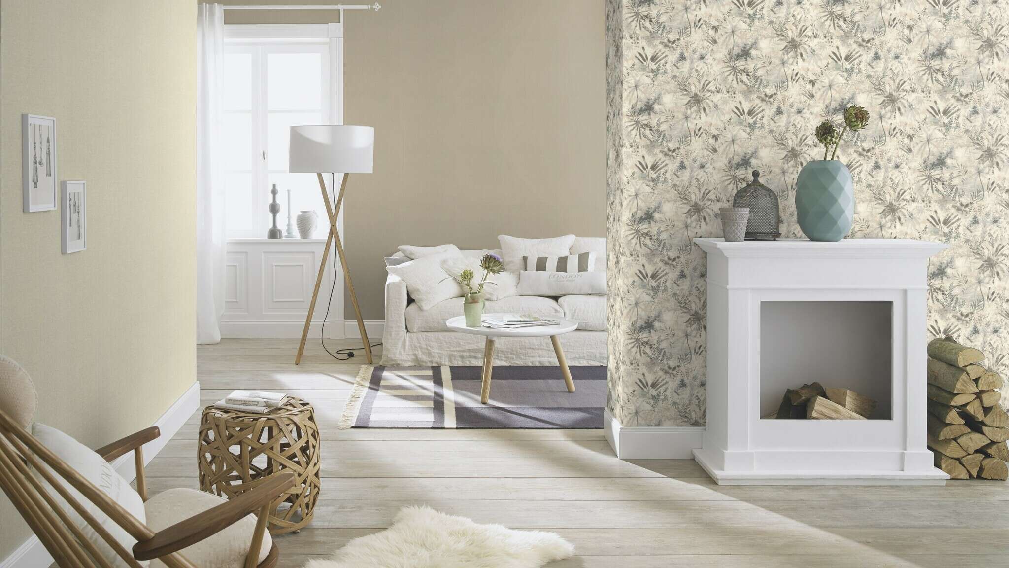 10-424058 Raumsituationen 1 Raum mit Uni-Vliestapete in Beige mit textilähnlicher Oberfläche.