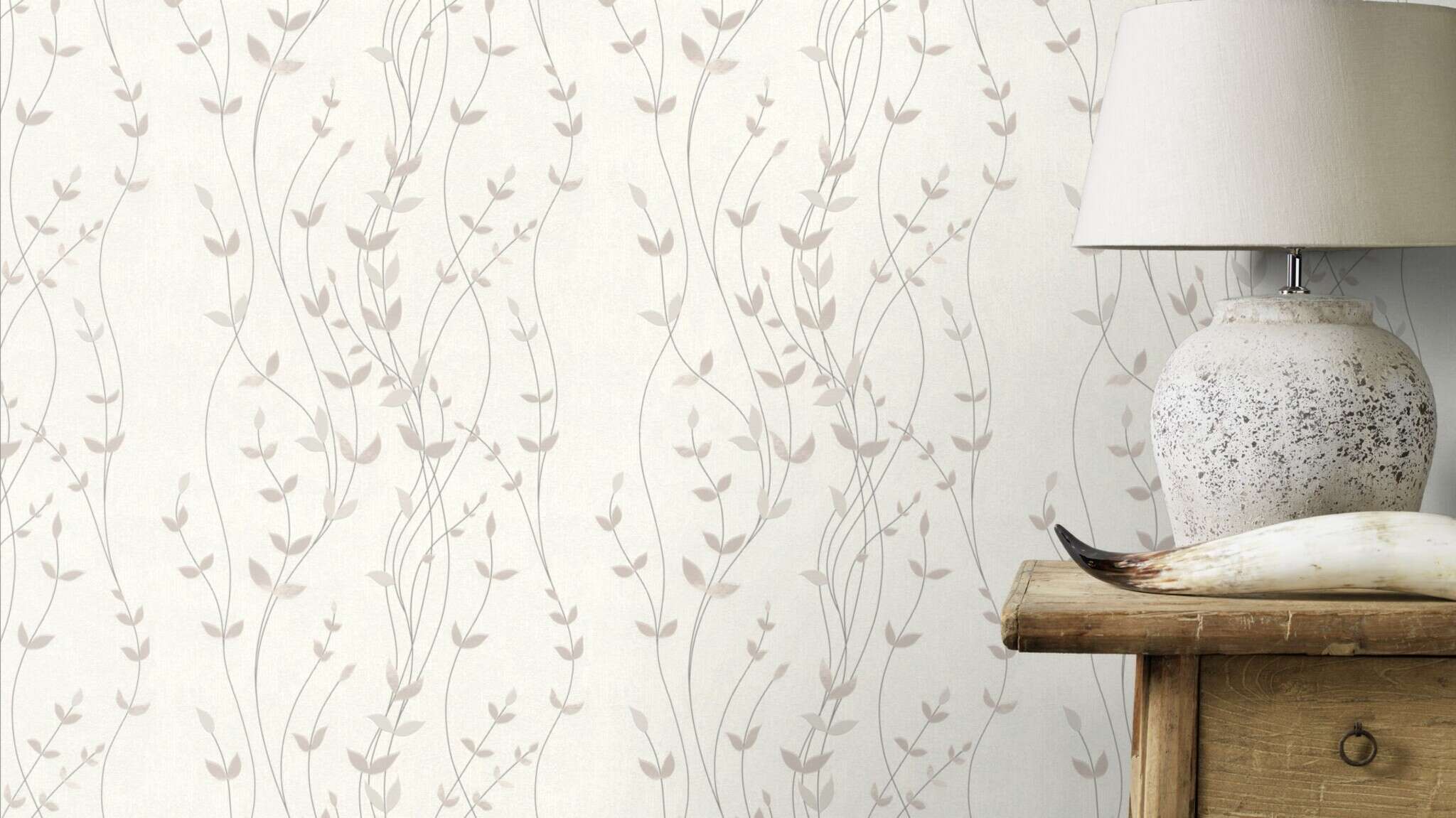 10-416022 Raumsituationen 1 Room with Non-woven wallpaper with a fine, curved tendril pattern in beige on a light background.