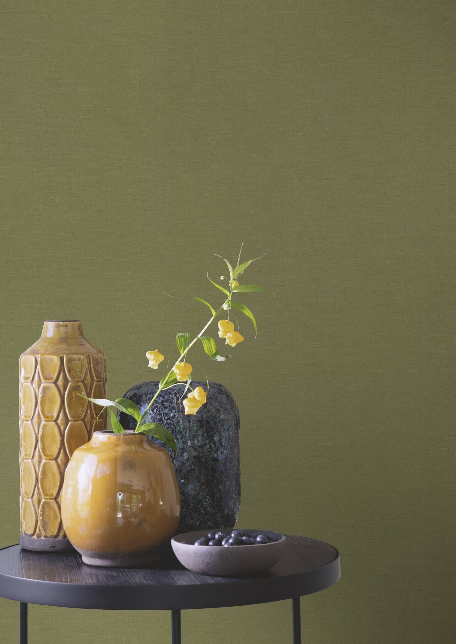 10-452068 Raumsituationen 9 Room with Non-woven wallpaper in olive green with a matt surface and textile-like texture – understated and stylish.
