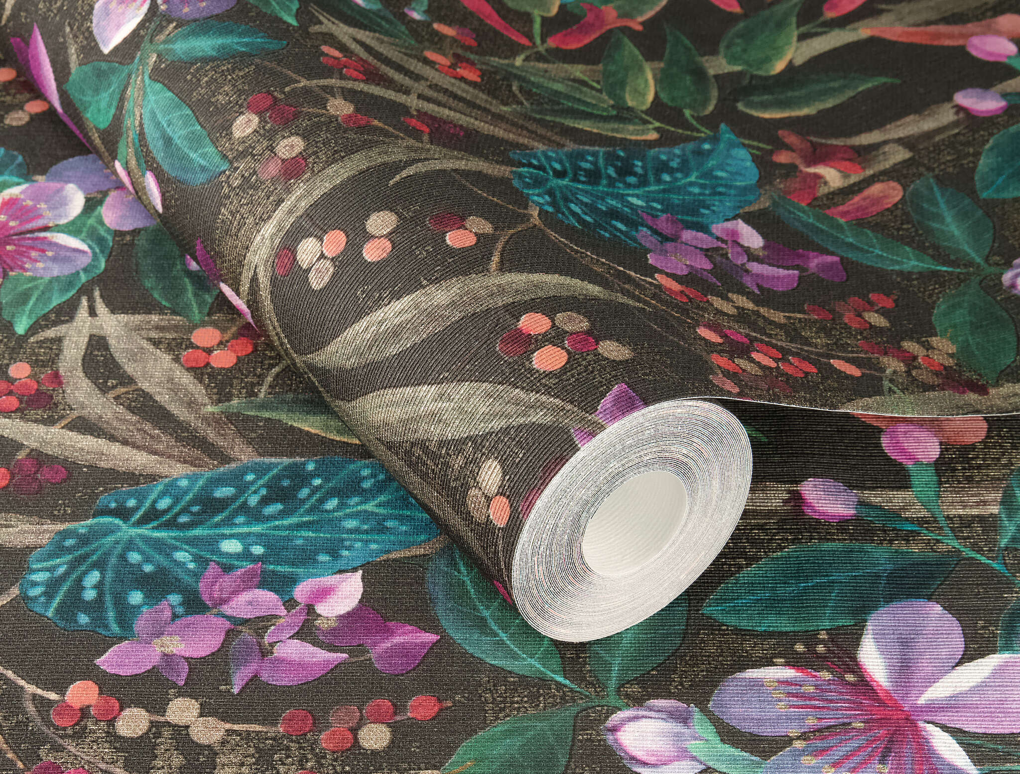 10-538236 Detailaufnahmen 1 Detailed image of Leaf wallpaper with flowers and plants