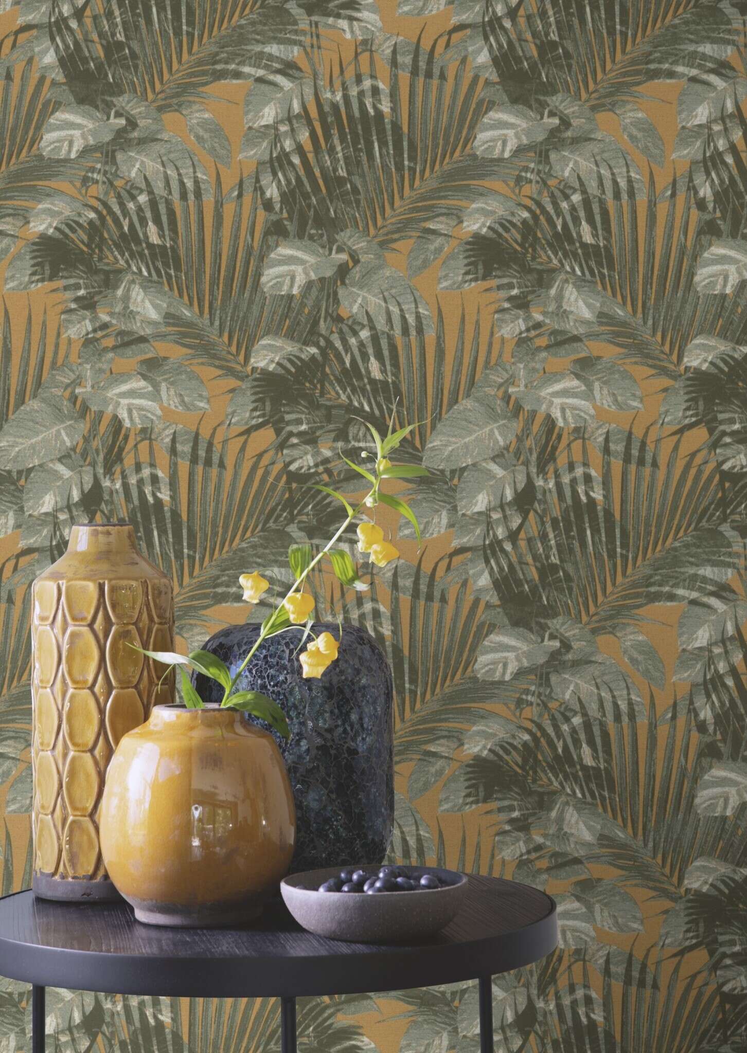 10-600162 Raumsituationen 3 Room with Tropical wallpaper with palm leaves and monstera
