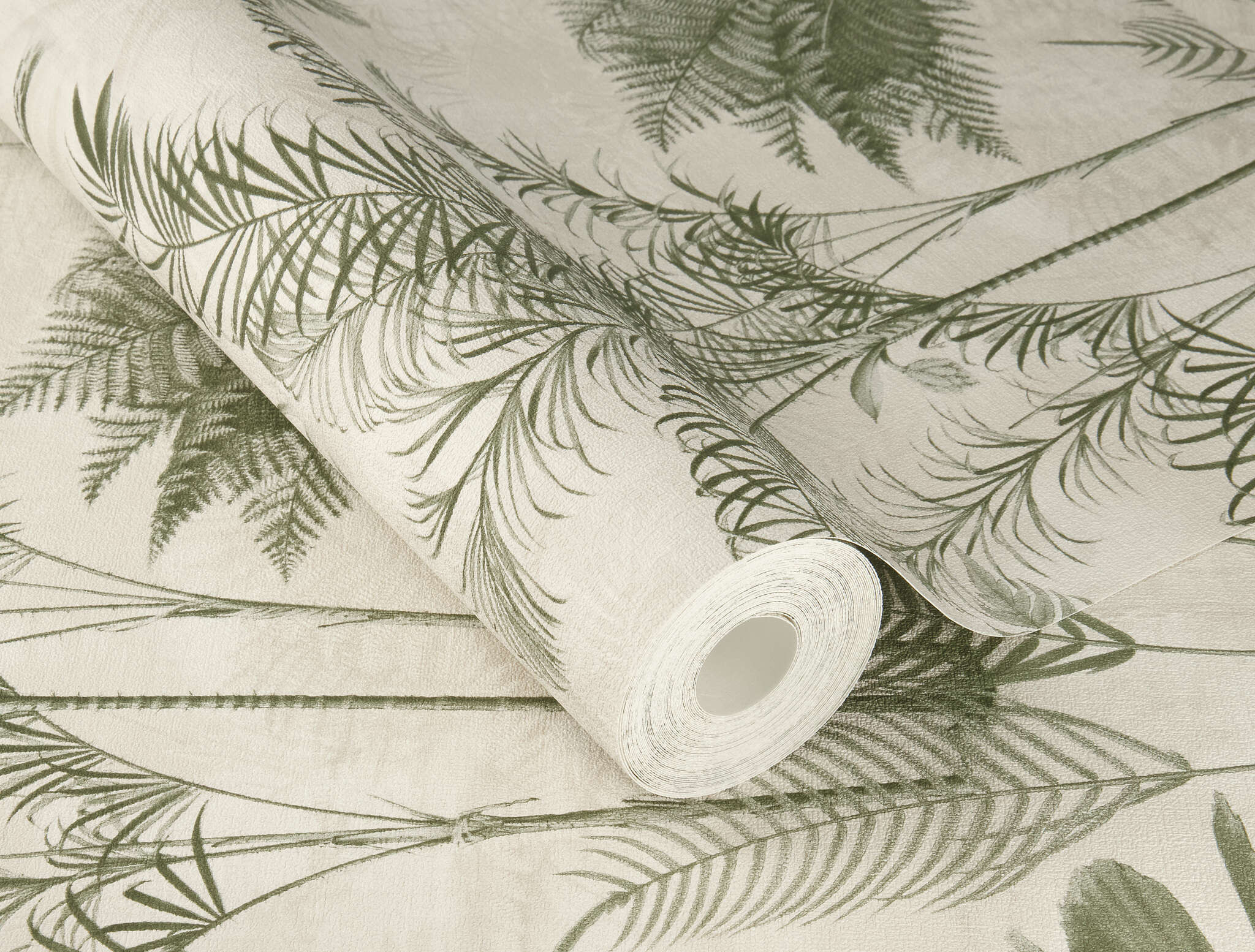 10-555141 Detailaufnahmen 1 Detailed image of Palm wallpaper with exotic leaves in a vintage look and plaster texture