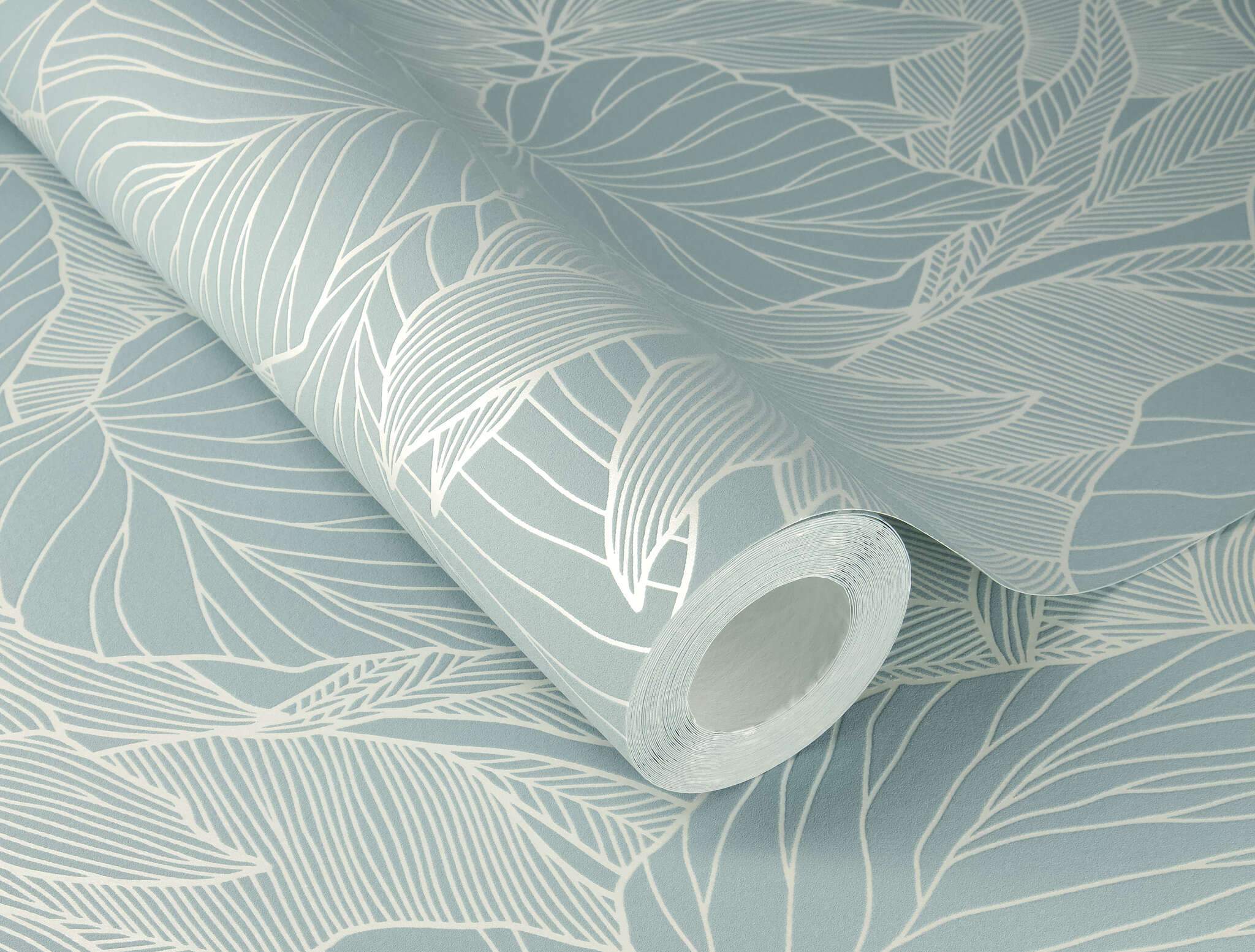 10-314915 Detailaufnahmen 1 Detailed image of Decorative non-woven wallpaper in soft ice blue with a delicate, slightly raised leaf pattern