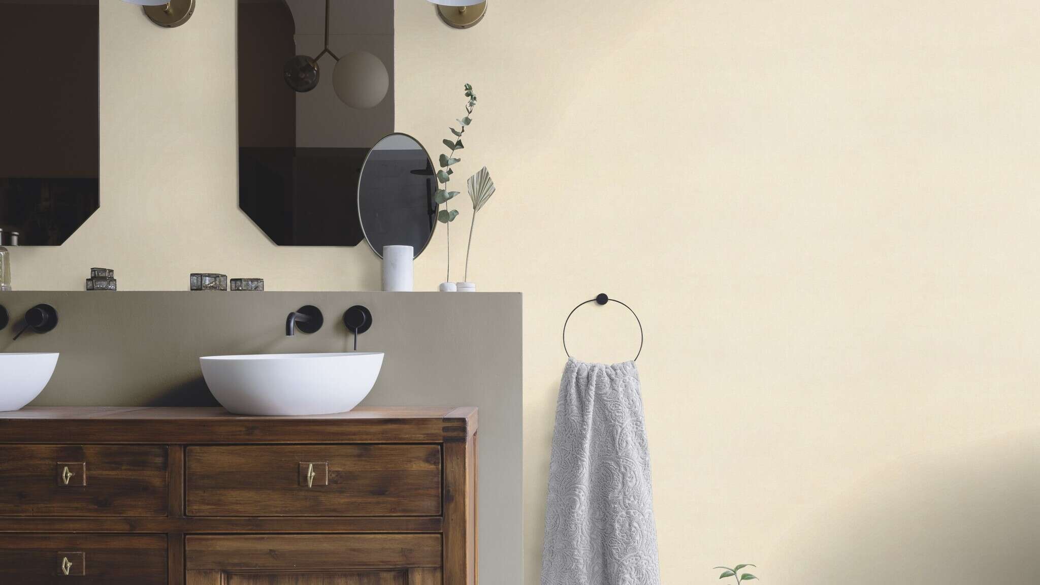 10-479485 Raumsituationen 1 Room with Wallpaper in a soft beige tone with a grainy surface – a calm, friendly effect for bright, natural room concepts.