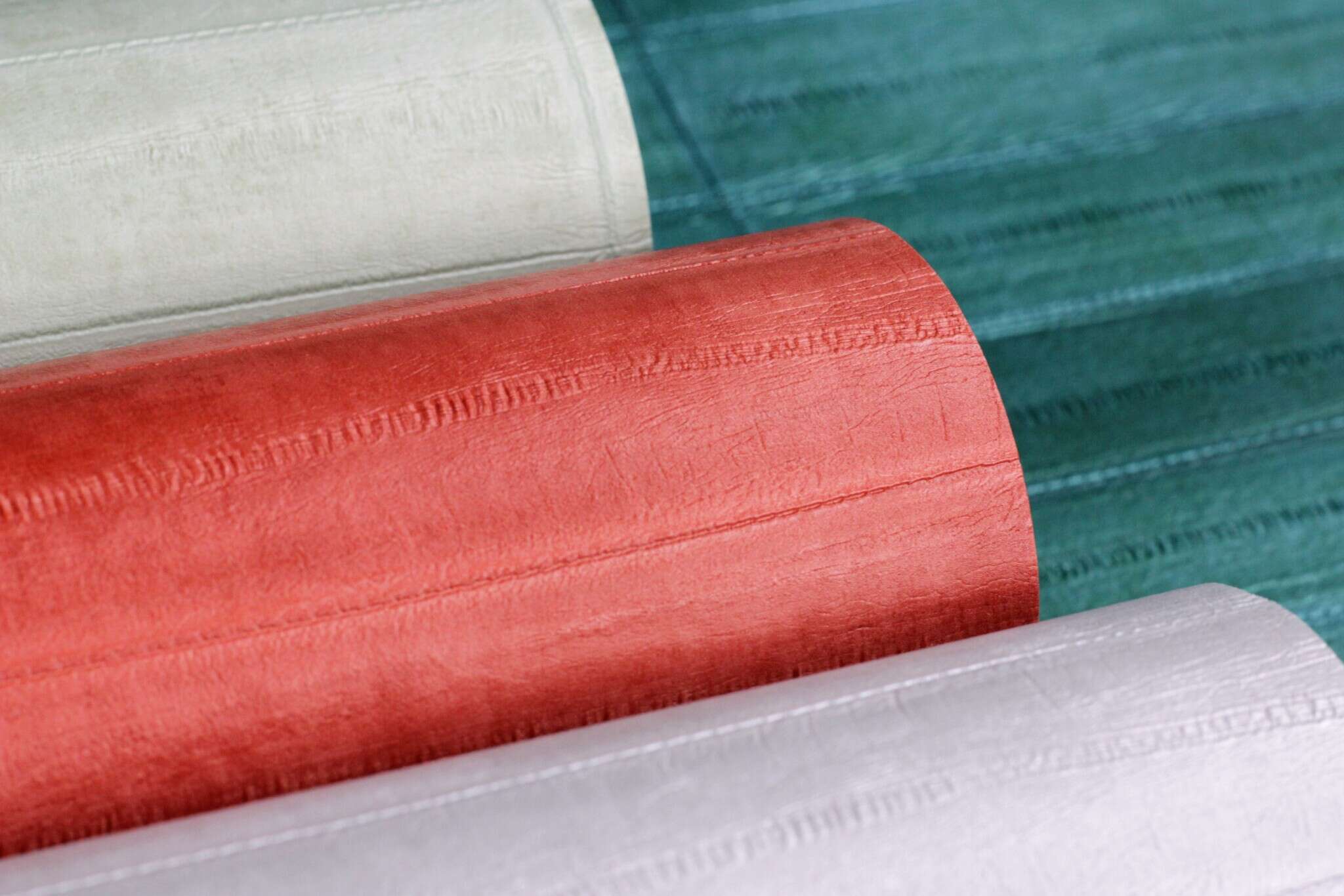10-418507 Detailaufnahmen 12 Leather look non-woven wallpaper in red 418507