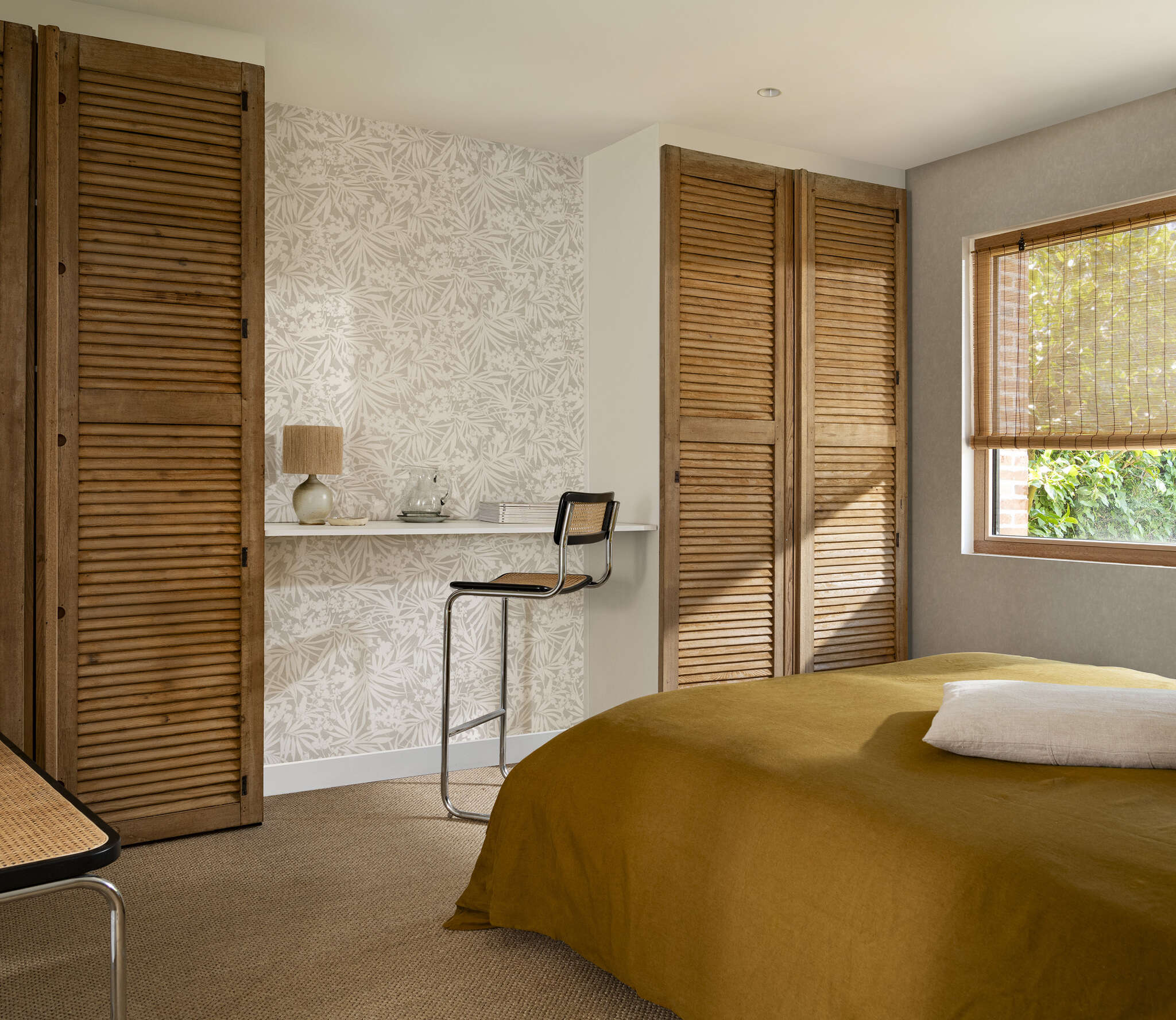 10-330038 Raumbilder 1 Room with Wallpaper in medium taupe with a fine fabric look – timelessly elegant and understated.