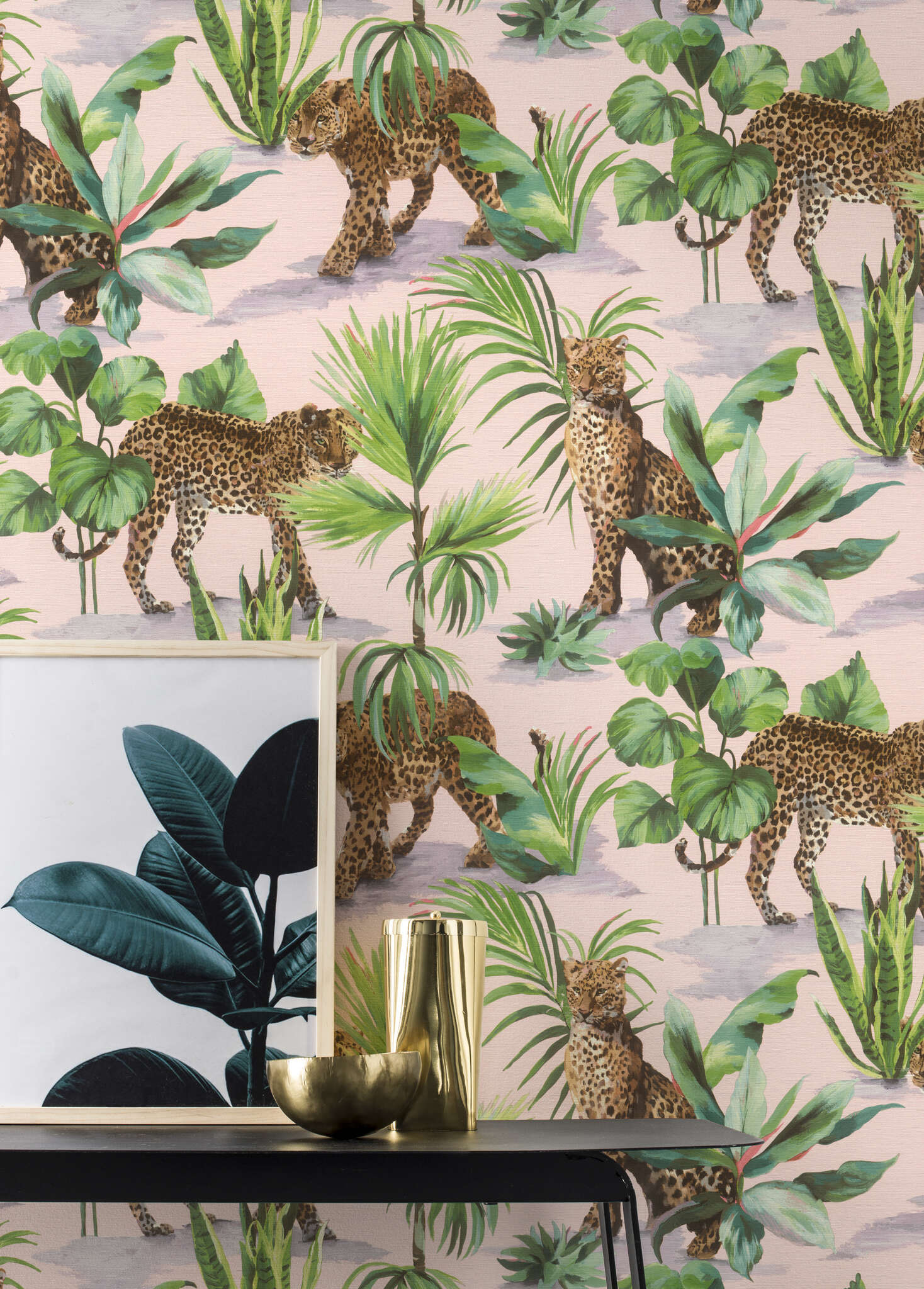 10-370409 Raumsituationen 1 Selbstklebende Tapete Savanna 370409 - Exotisches Leoparden Motiv in Rosa und Grün