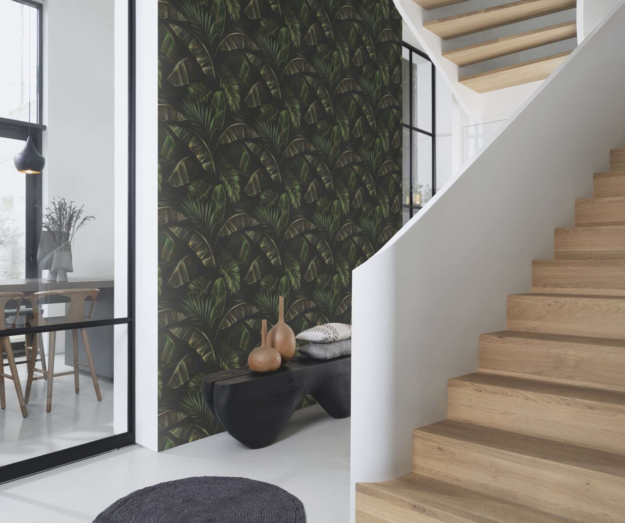 10-286588 Raumsituationen 2 Room with Expressive wallpaper with large green banana leaves on a dark background in a jungle style