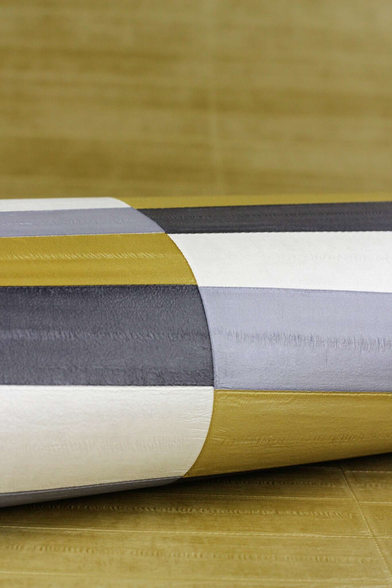 10-418729 Detailaufnahmen 3 Leather-look non-woven wallpaper in yellow-ochre Selection 418729