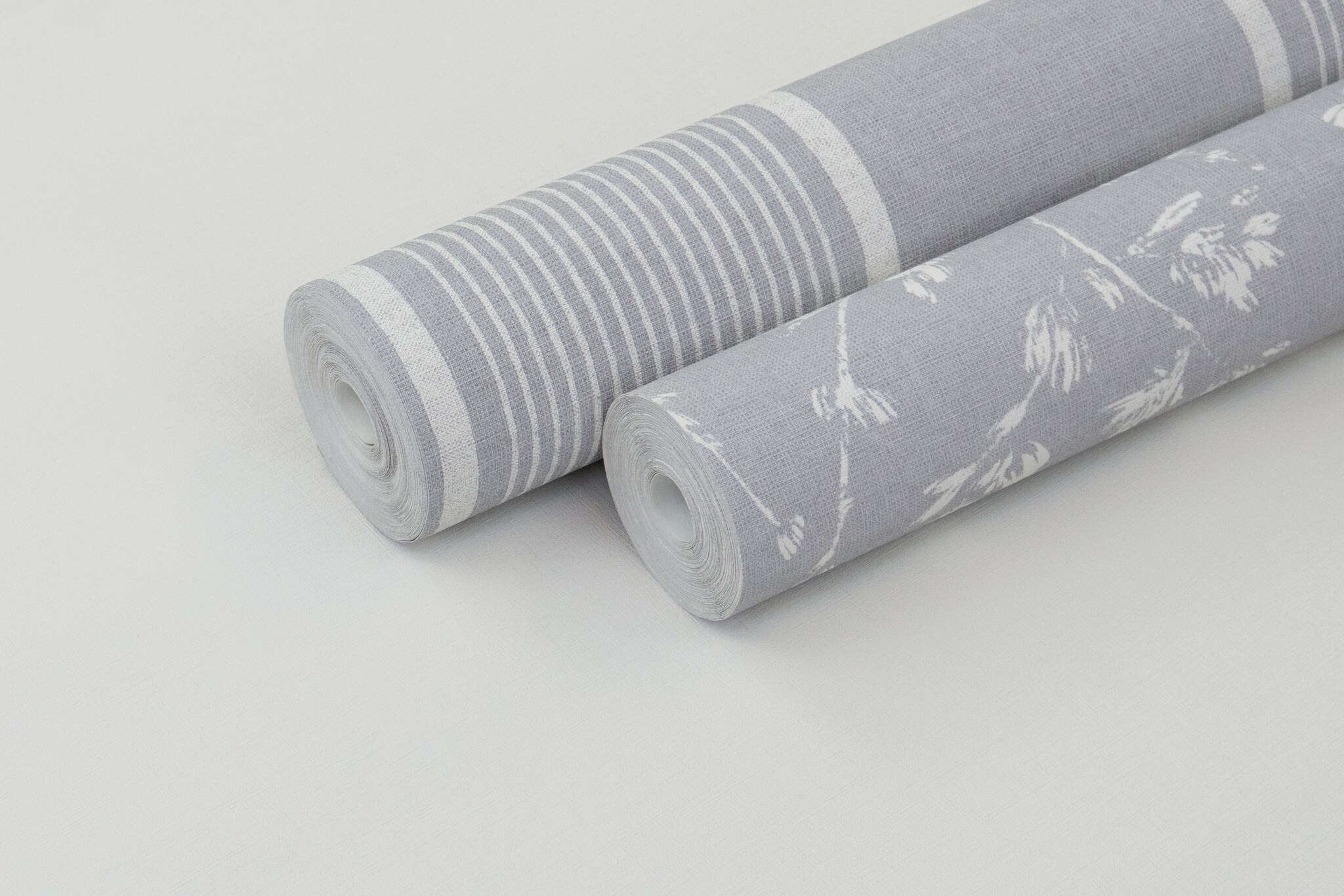 10-463828 Detailaufnahmen 1 Detailed image of Delicate white flower tendrils on a medium grey background – an elegant, subtle wallpaper for modern living spaces.