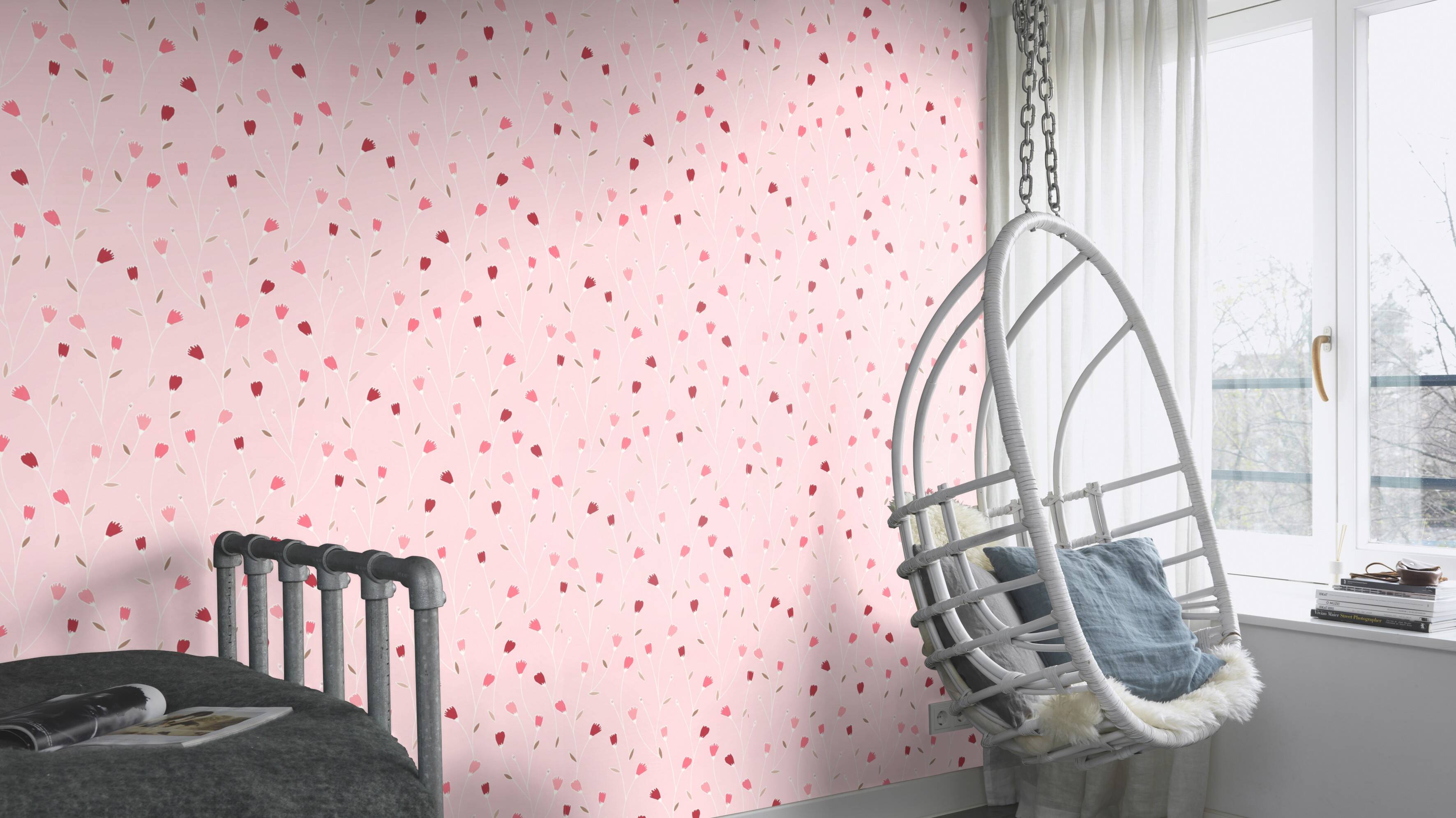 10-203165 Raumsituationen 1 Room with Wallpaper with delicate flowers in pink and berry tones on a pastel pink background