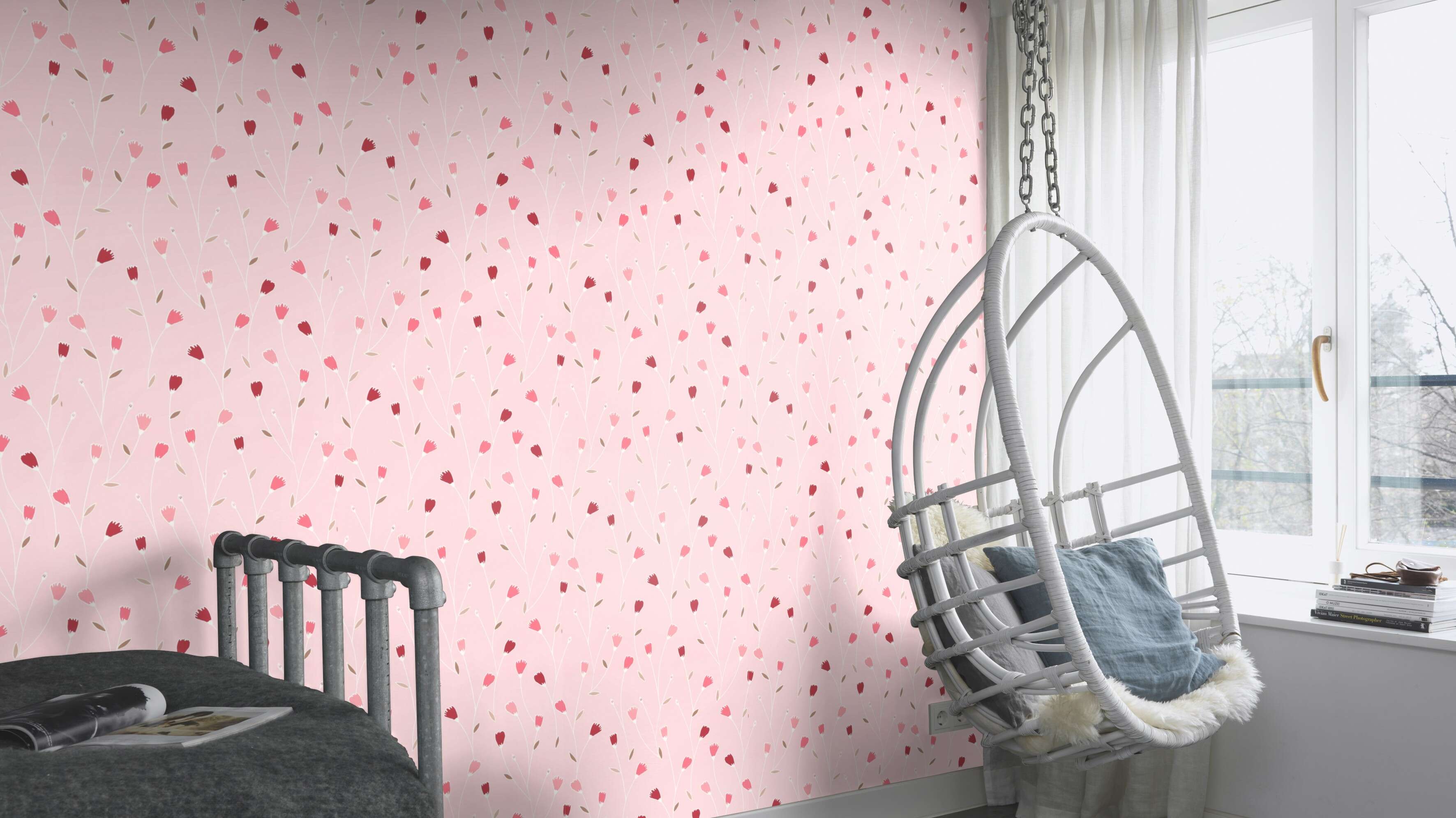 10-203165 Raumsituationen 1 Room with Wallpaper with delicate flowers in pink and berry tones on a pastel pink background