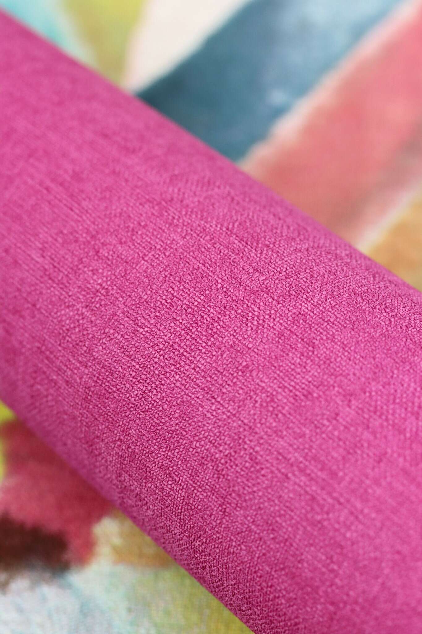 10-448542 Detailaufnahmen 2 Detailbild von Ausdrucksstarke Vliestapete in sattem Beeren-Pink mit textilähnlicher Struktur